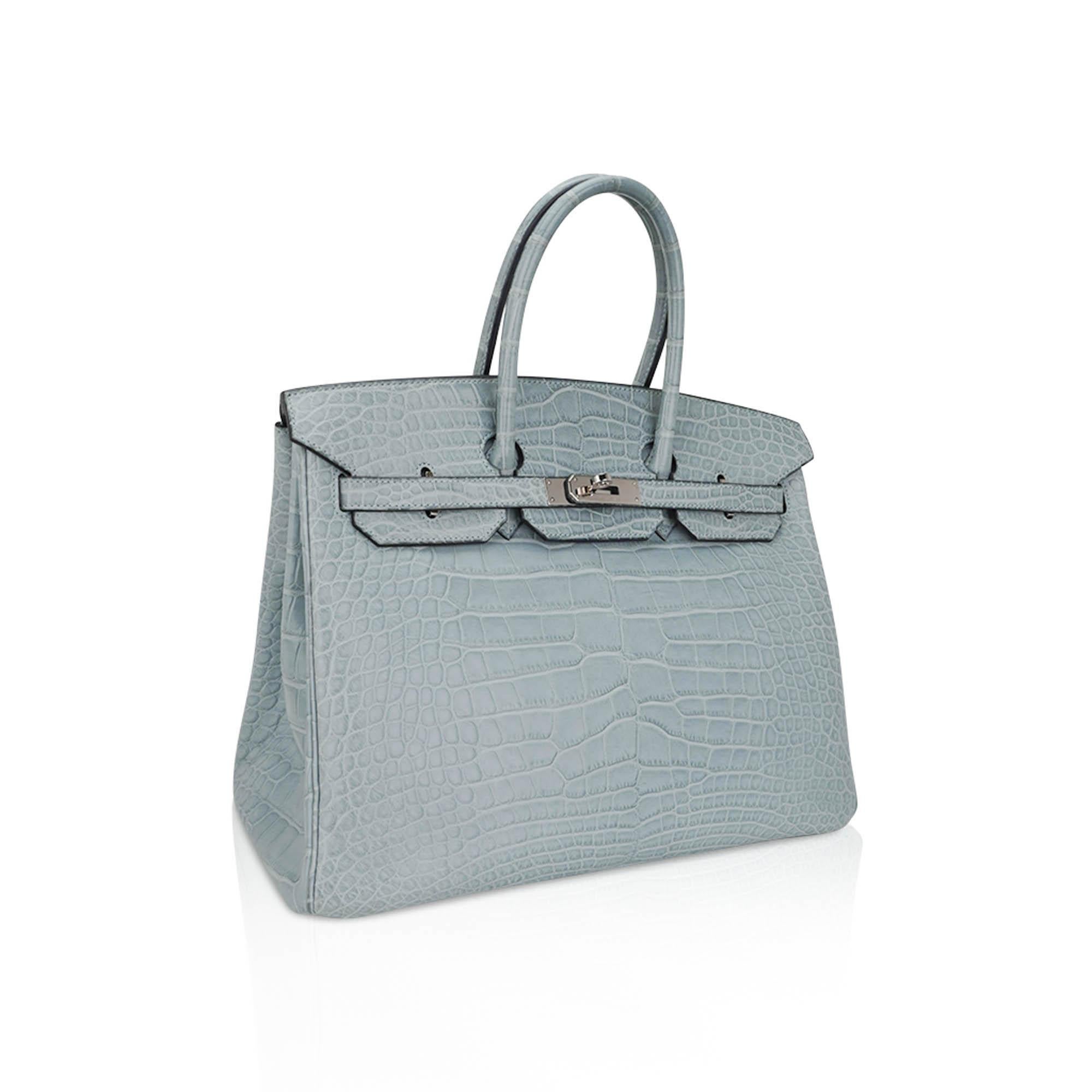 Mightychic propose un sac Hermes Birkin 35 présenté dans la rare édition limitée Ciel en alligator mat.
Il s'agit d'une beauté rare et convoitée et d'un véritable trésor de collectionneur.
Cette couleur unique est un bleu ton sur ton avec une nuance
