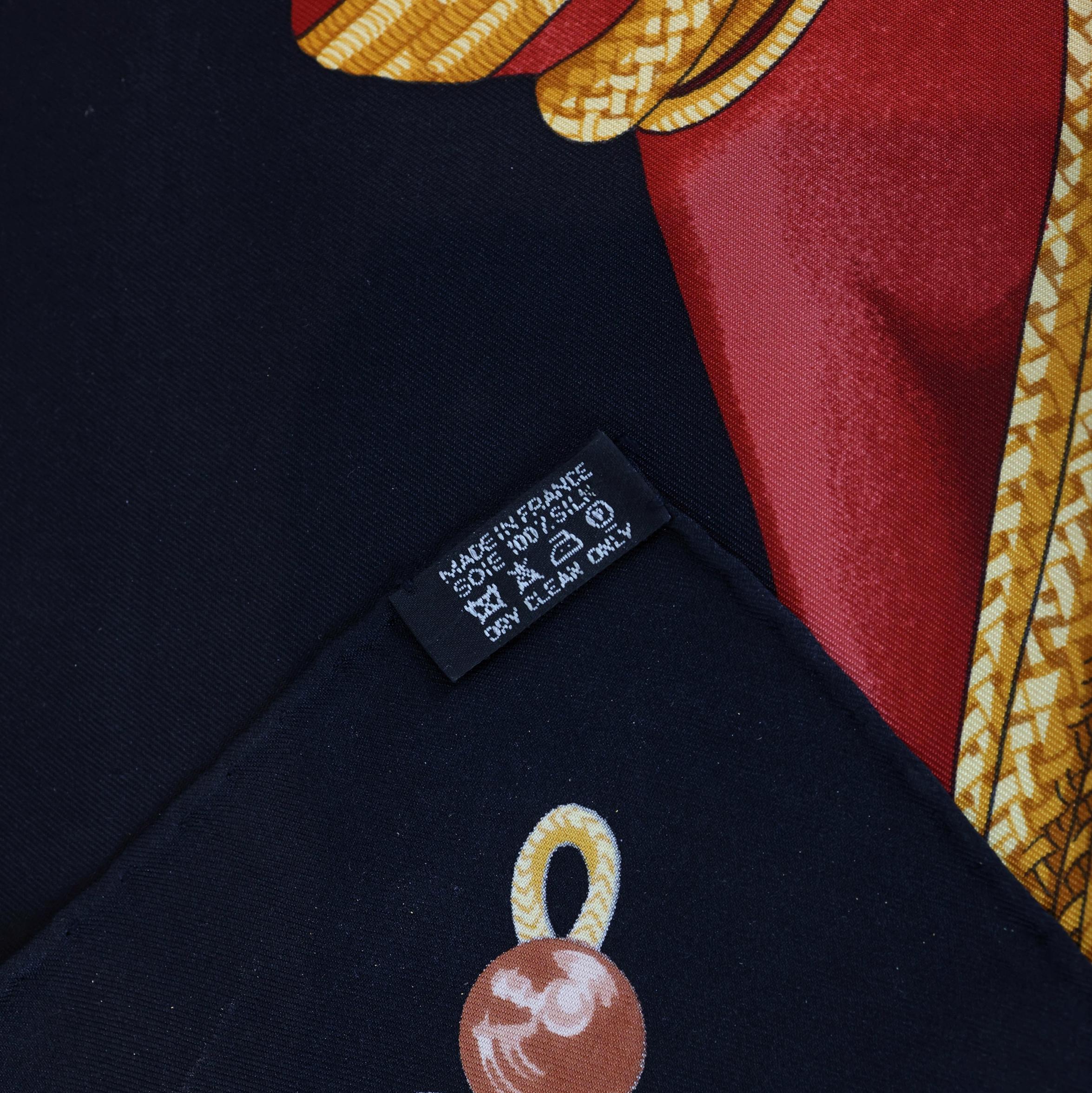 Hermès Limited Edition „Brandebourgs“ Seiden-Twill-Schal von Cathy Latham, 1994. im Zustand „Gut“ im Angebot in Banner Elk, NC