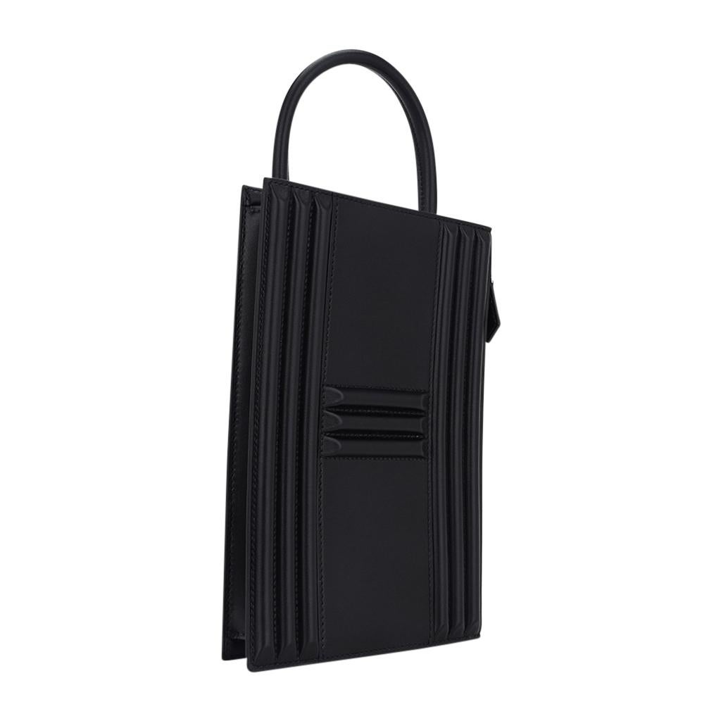 Mightychic offers an Hermes limited edition Cadena tote bag U featured in Black.
Tadelakt leather with precision craftsmanship to create the iconic Cadena of the Birkin and Kelly bags.
Top handle with side zipper.
Fabulous sleek is a rare find.
Slip