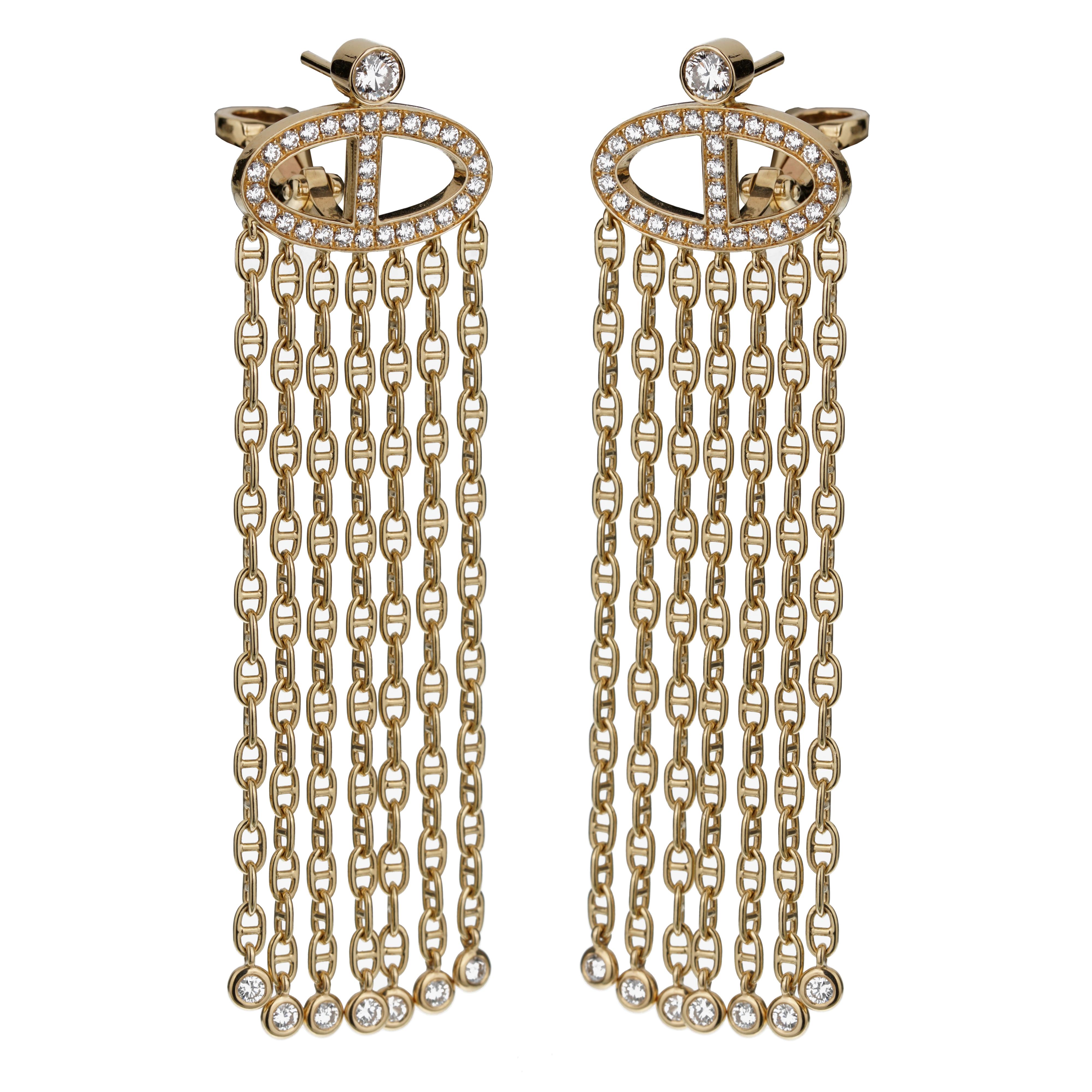 L'élégance redéfinie, les boucles d'oreilles Chaine d'Ancre en or jaune, édition limitée de diamants Hermès, sont un mélange magistral de luxe, d'artisanat et de design intemporel, emblématique de l'héritage inégalé d'Hermès.