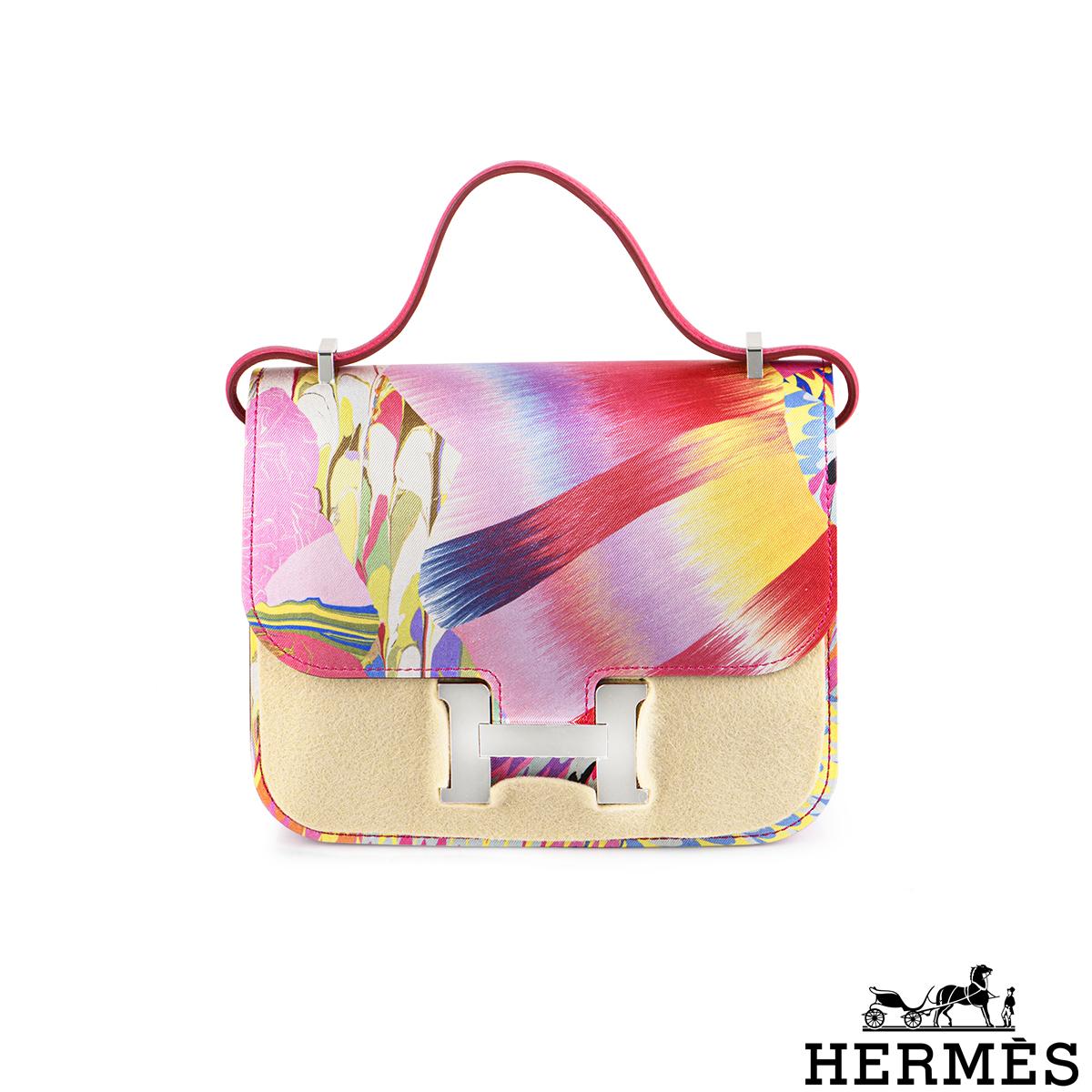 Eine Hermès Constance 18cm Tasche in limitierter Auflage. Die Tasche zeichnet sich durch eine seltene Technik aus, die außergewöhnliche Farben im Seidenmuster Orbis erzeugt. Das Äußere der Constance zeichnet sich durch farblich abgestimmte Nähte,