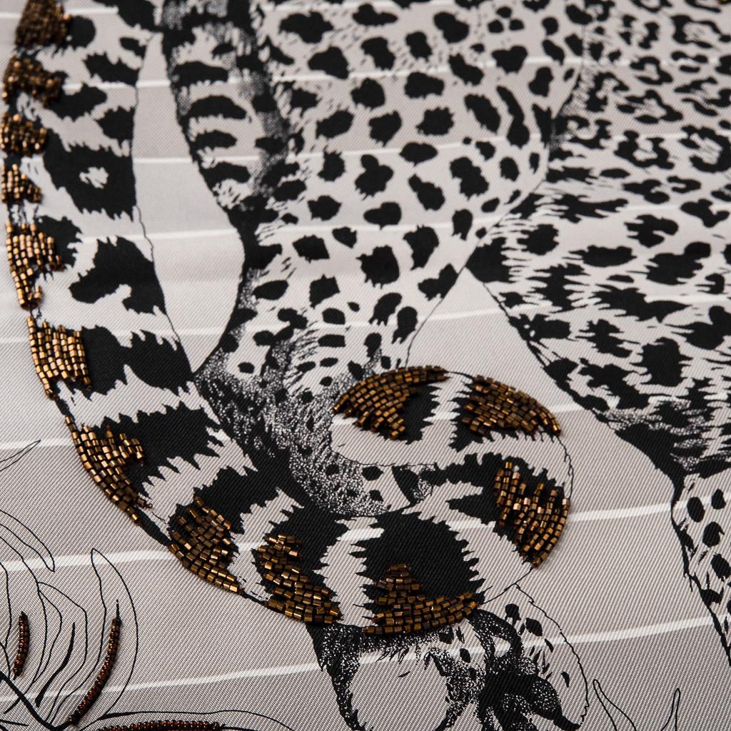 Noir Hermès - Écharpe Jungle Love Rainbow en soie perlée, édition limitée 90  en vente