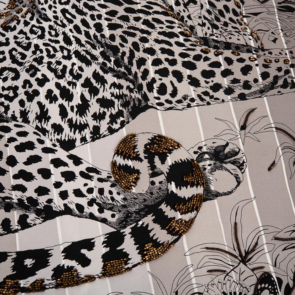 Hermès - Écharpe Jungle Love Rainbow en soie perlée, édition limitée 90  en vente 1