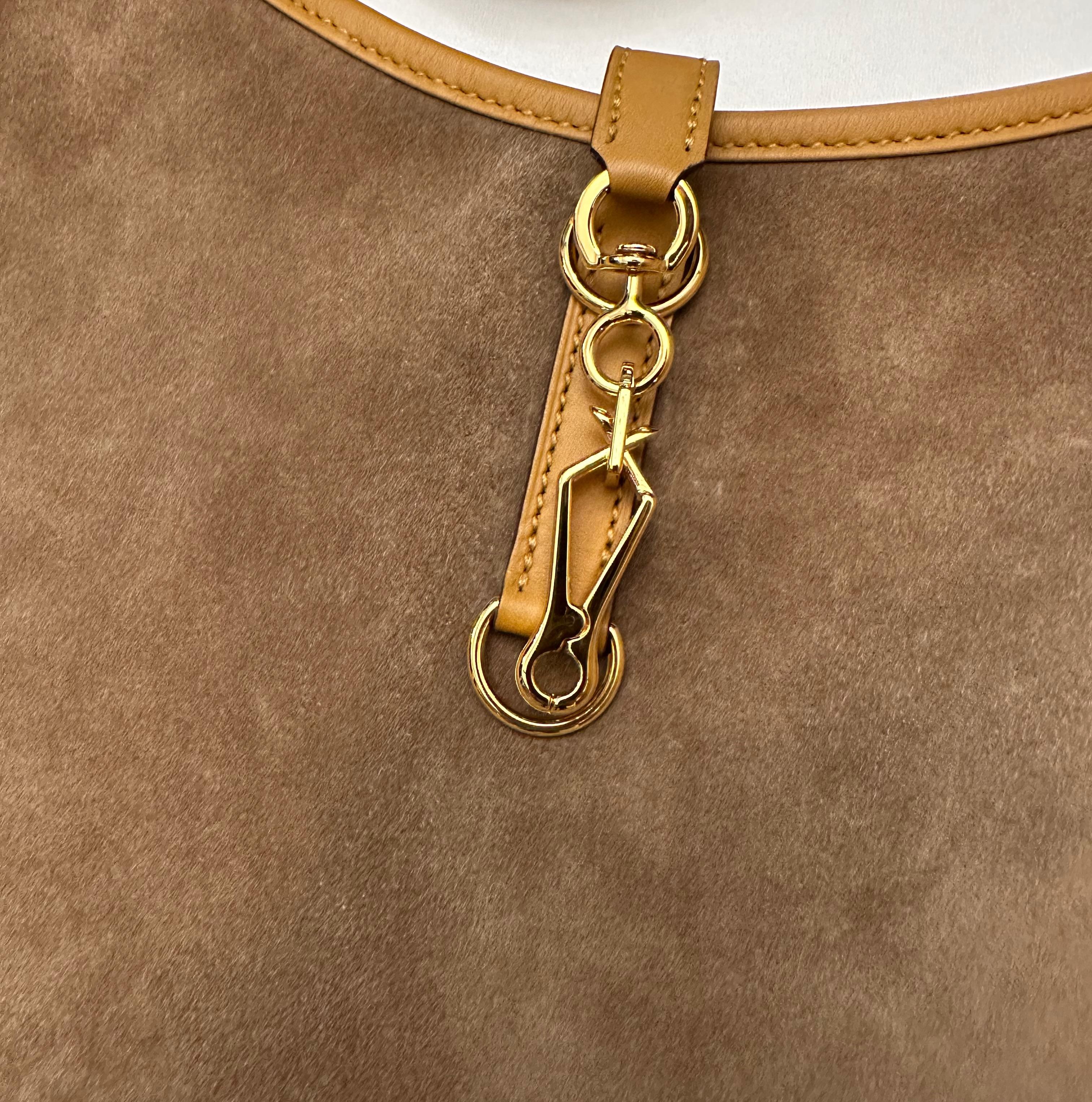 This pre-owned but new Veau Doblis Swift Anate Trim II 31 in Marron Glace and Sesame is a Limited Edition from the house of Hermès.
It is crafted of suede in a delicate marron glacé color and sesame Swift leather.
It features a looping shoulder