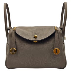 Hermès Lindy 26 Etain Clemence Leder mit goldenen Beschlägen, Stempel D 2019