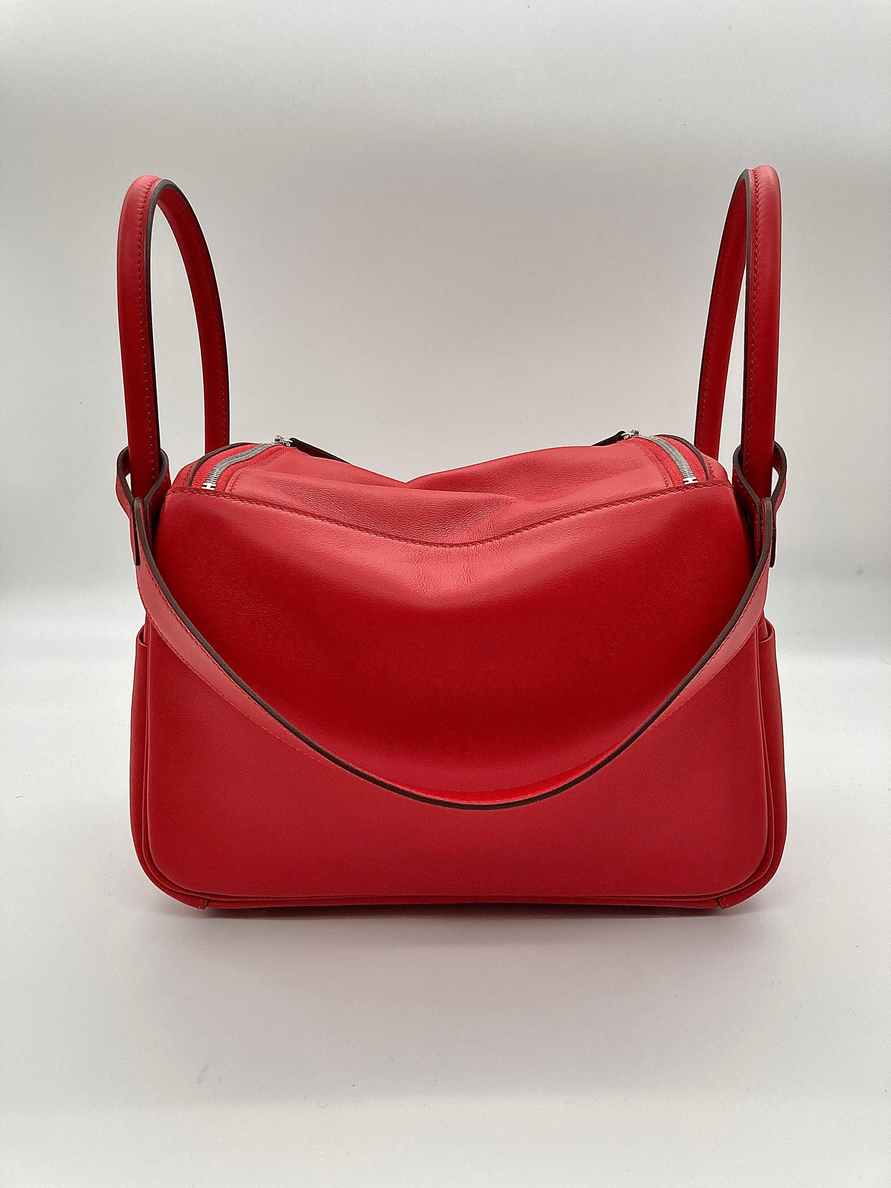 Hermes Lindy 26 Verso Swift Calfskin Rouge de Coeur/Rouge Piment PHW In New Condition For Sale In New York, NY