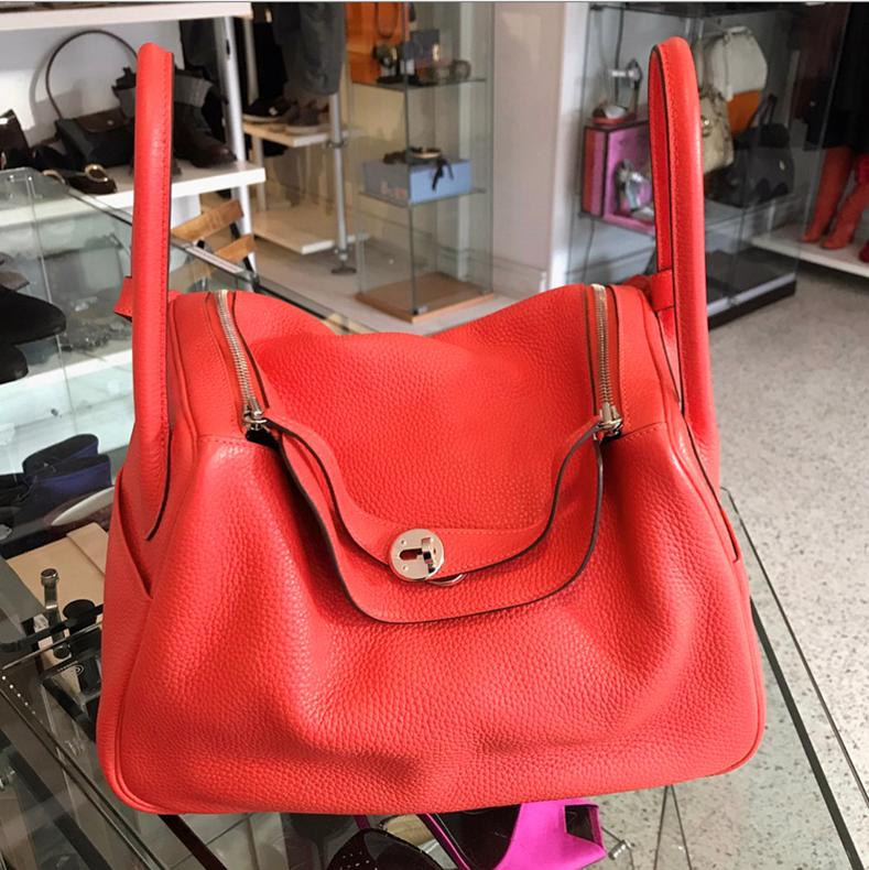 Women's Hermes Lindy 34 Shoulder Bag in Taurillon Clemence Rouge Pivoine For Sale