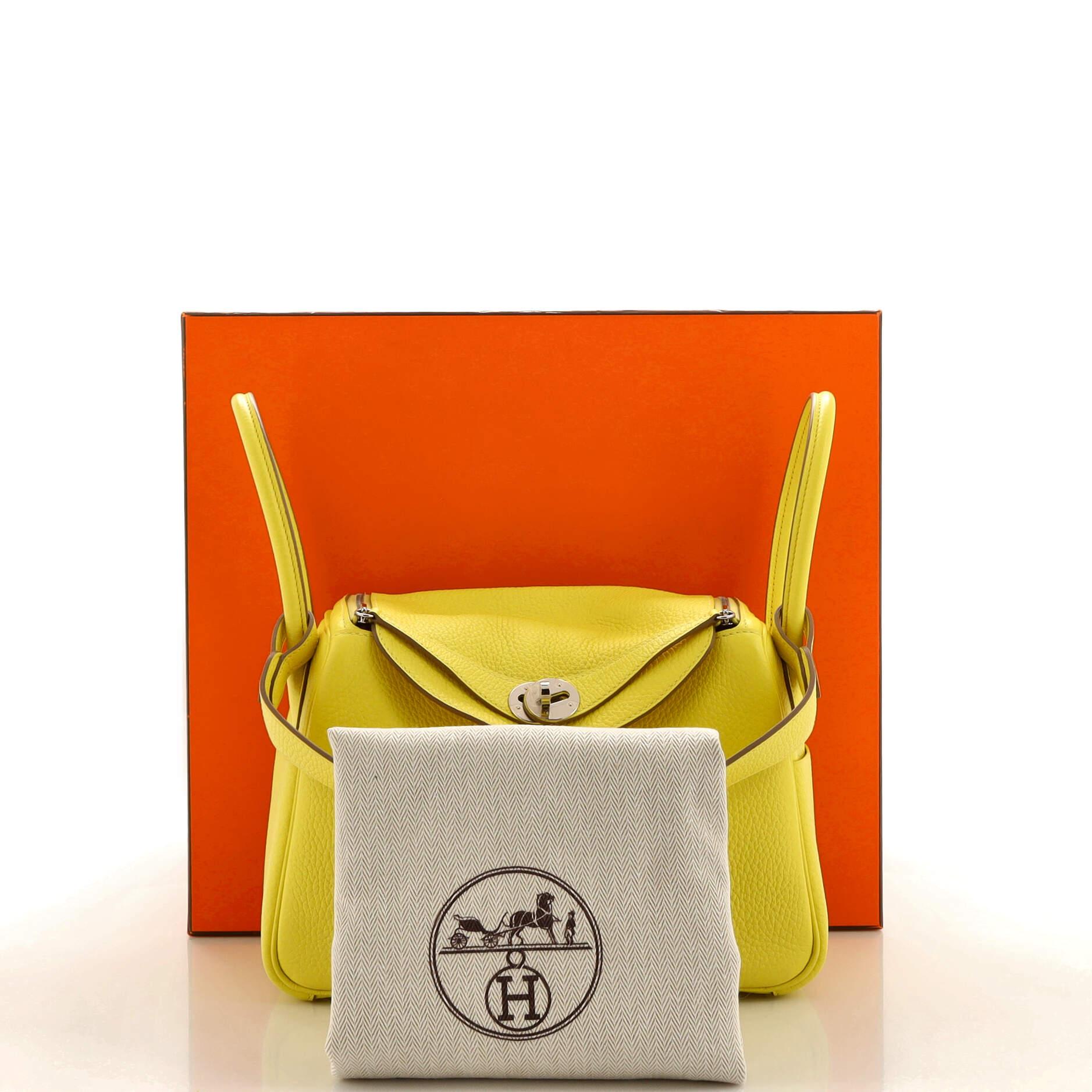Condit : Excellent. Plis à l'extérieur et sur la courroie, usure mineure sur les coins de la base et les poignées. Légère usure à l'intérieur, éraflures sur le matériel.
Accessoires : Sac à poussière, boîte
Mesures : Poignée tombant 4