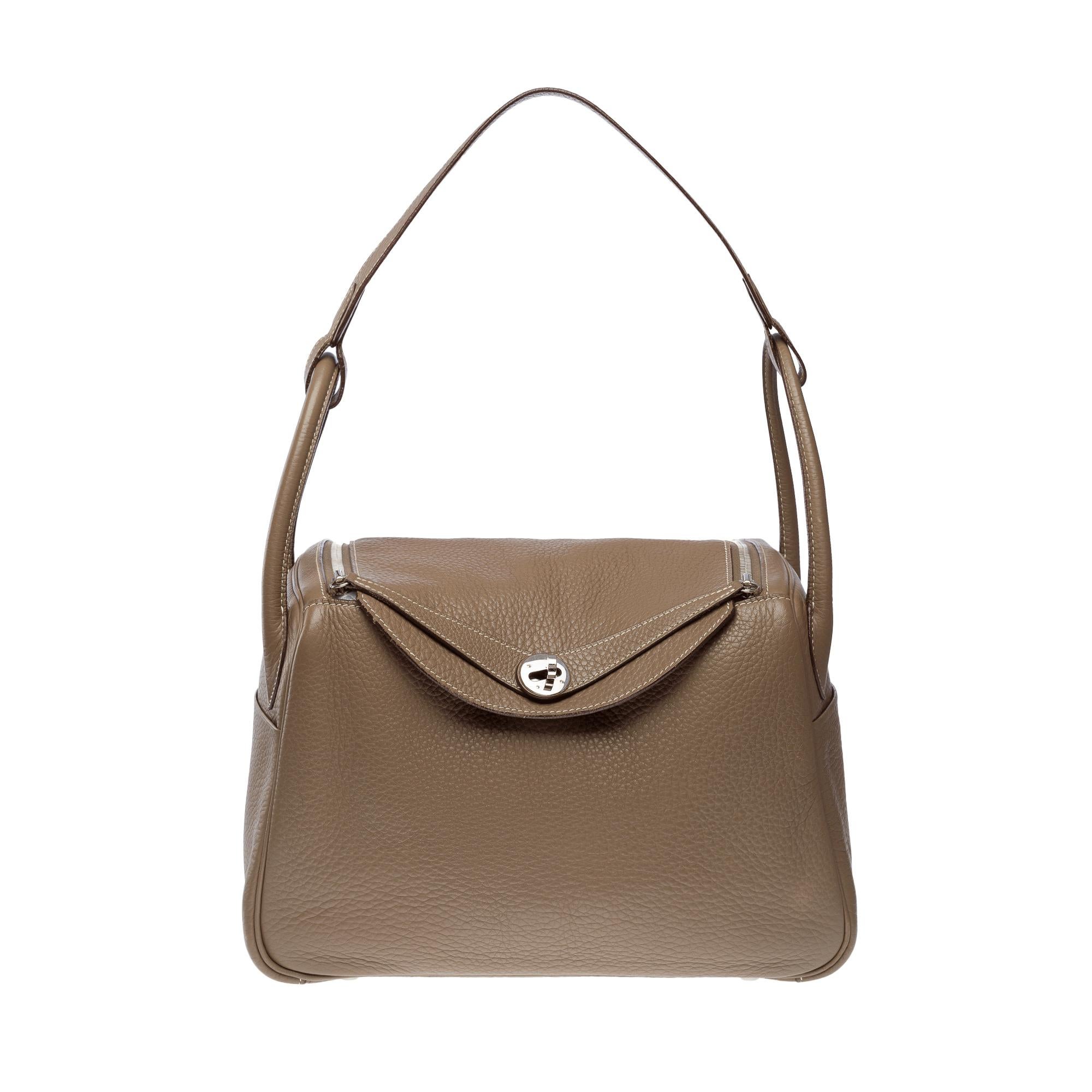 Lovely​ ​Hermès​ ​Lindy​ ​30​ ​cm​ ​handbag​ ​in​ ​etoupe​ ​Togo​ ​calf​ ​leather,​ ​silver​ ​palladium​ ​metal​ ​trim,​ ​double​ ​etoupe​ ​leather​ ​handles,​ ​a​ ​single​ ​etoupe​ ​leather​ ​handle​ ​for​ ​hand​ ​or​ ​shoulder​ ​carry

Double​