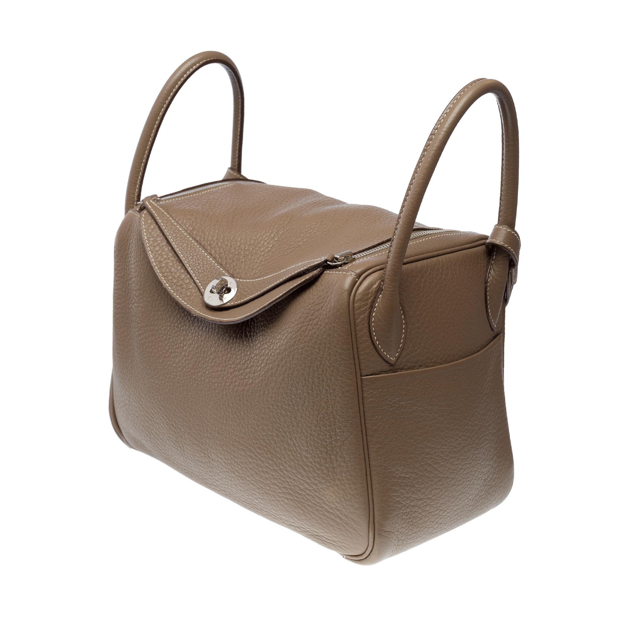 Hermes Lindy Mini 30 handbag strap in Etoupe Togo leather, PHW In Good Condition For Sale In Paris, IDF