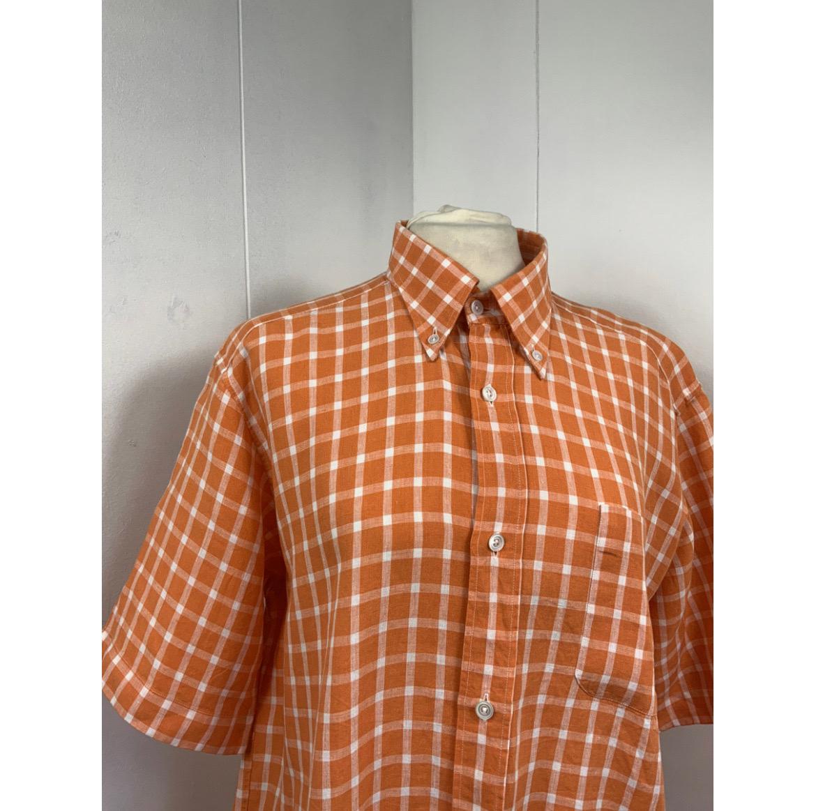 Hermes linen shirt, orange checked pattern. Size indicated 15 and 3/4 40. Corresponds to an international M. shoulders 46cm, bust 59cm, long 73cm, sleeve 27cm. Excellent general condition, with only some small signs of normal use.