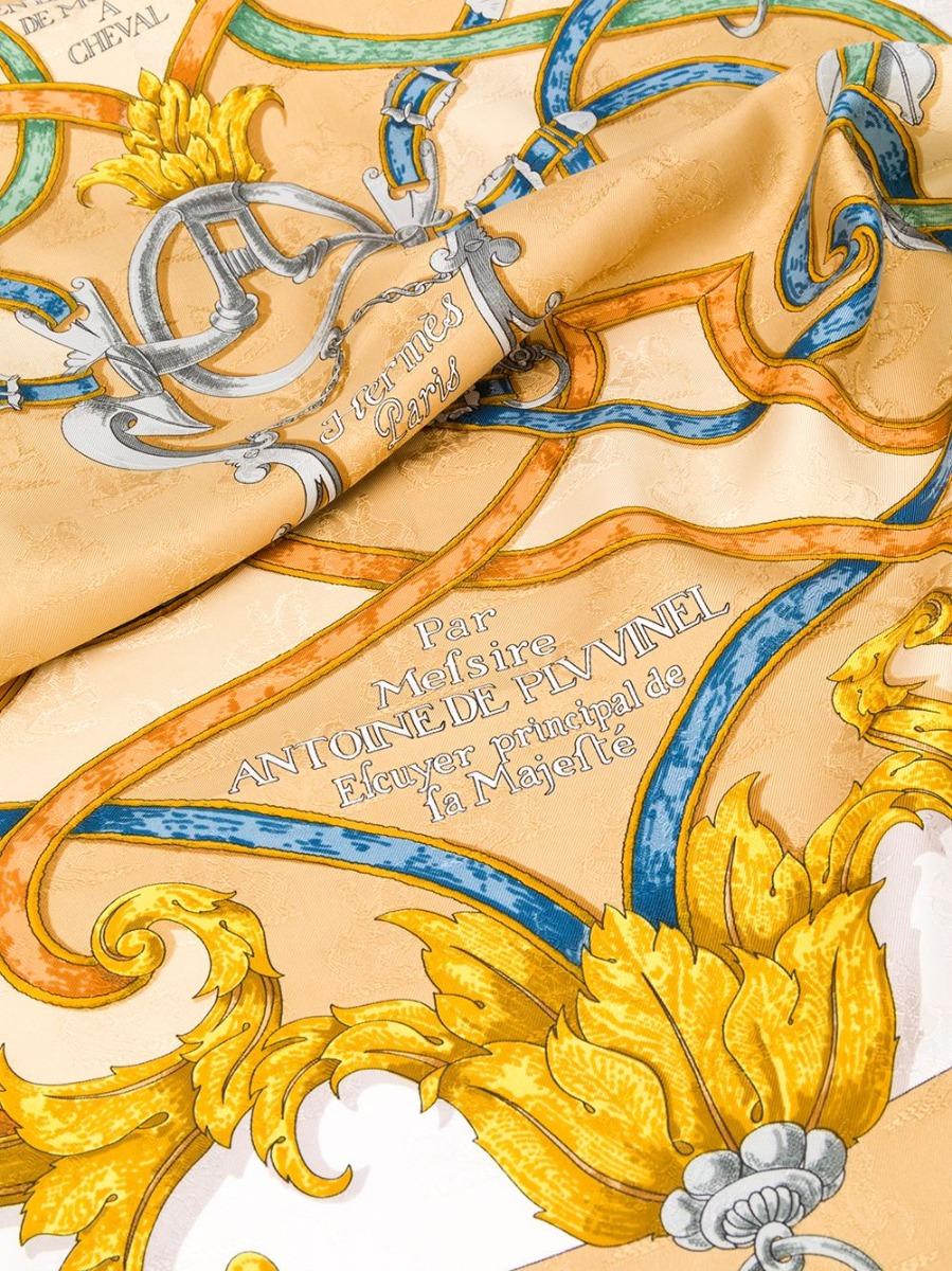 Realizzato in Francia con la migliore seta color avorio, questo foulard usato di Hermès presenta una struttura leggera, una forma quadrata e una miriade di motivi stampati. Per un ulteriore tocco di raffinatezza, il pezzo è impreziosito dal motivo