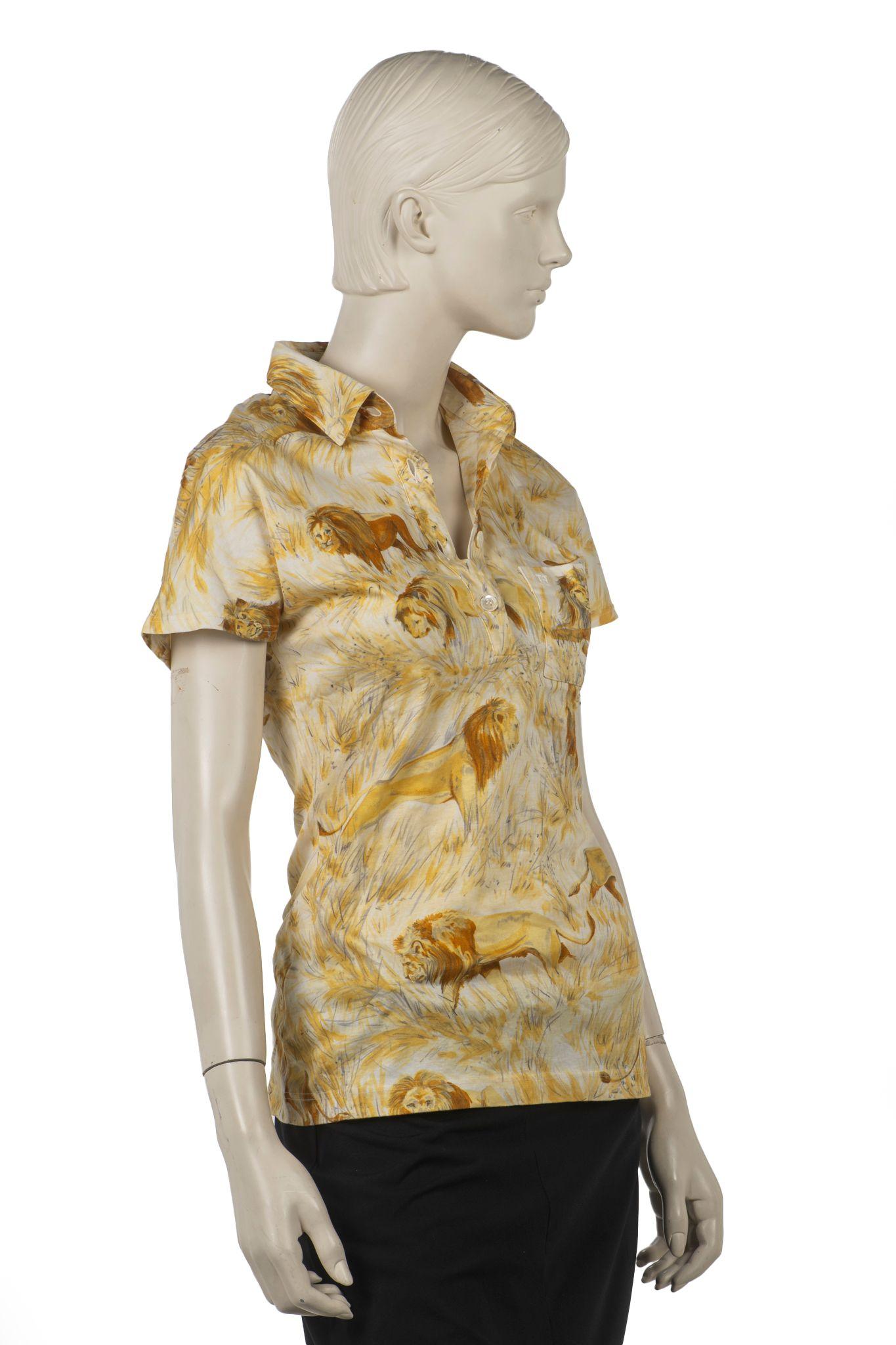 Questa camicia Hermès Lion a maniche corte in cotone è caratterizzata da leoni in giallo, oro e bianco. Le dimensioni sono grandi.

Misure  -
Spalla 13