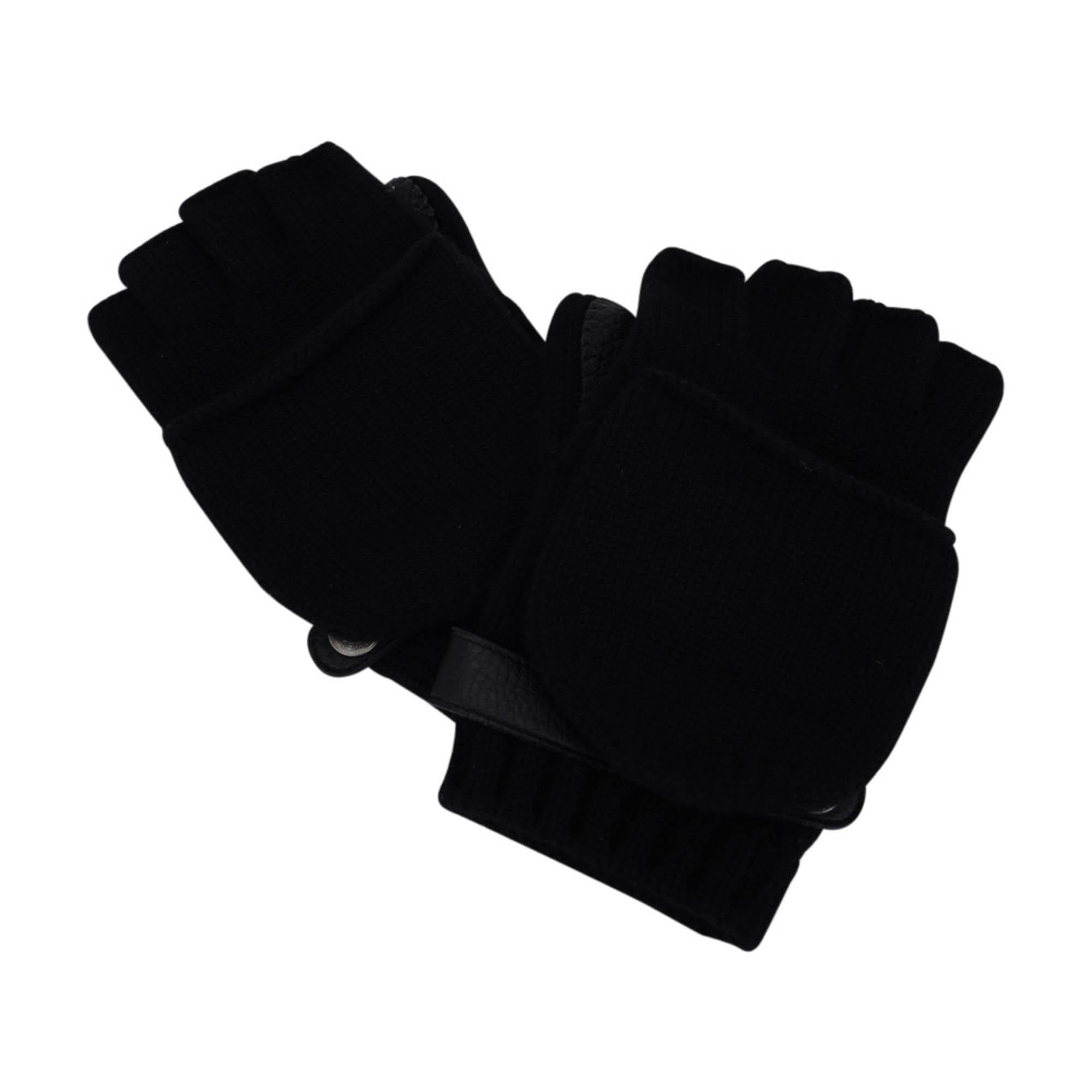 Mightychic propose des gants Hermes Lionel en noir.
Ce gant polyvalent a deux styles : il peut être porté comme miteens ou comme mitaines.
Le gant est garni de peau de cerf souple noire.
Une bande de cuir en travers du poignet avec un pinceau en