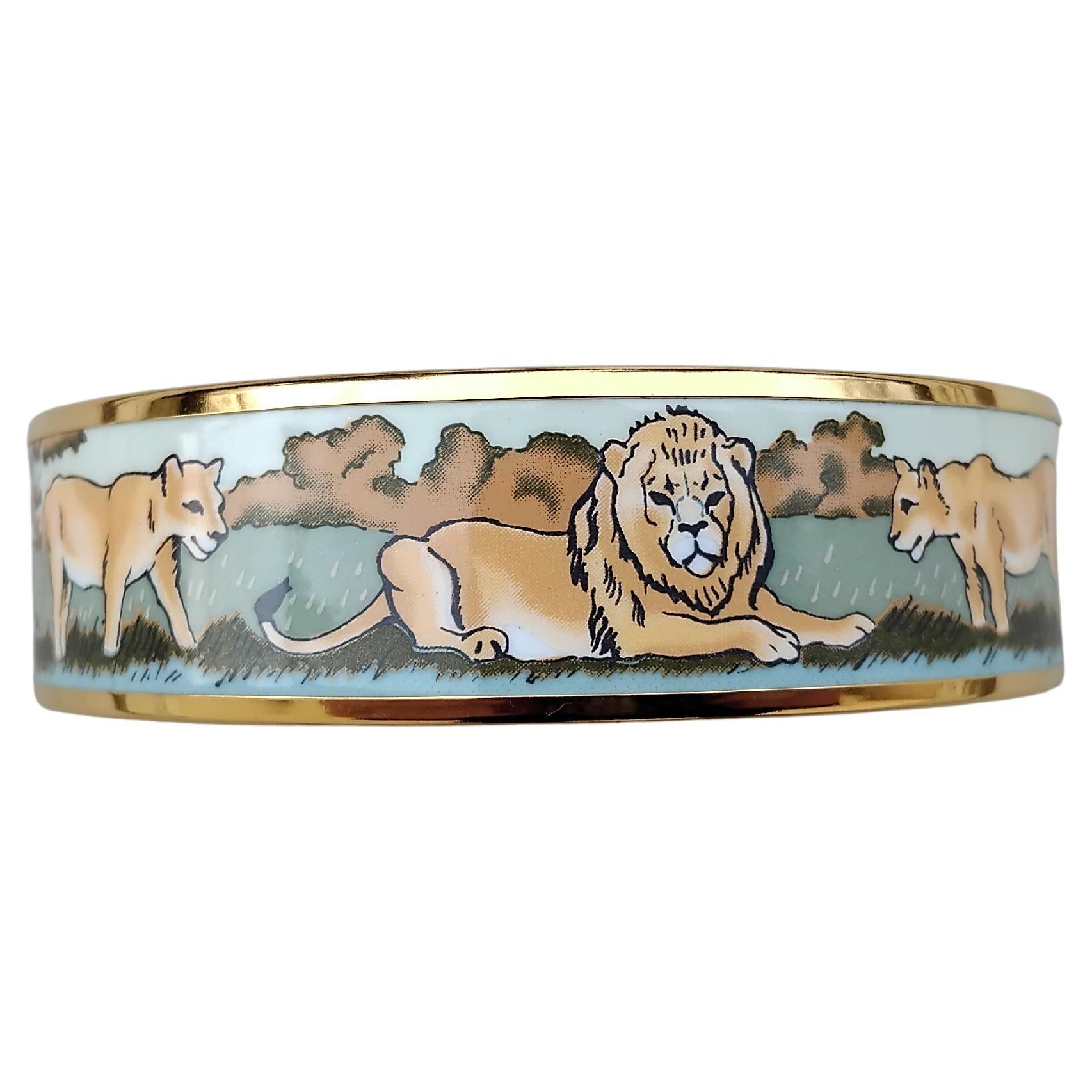 Bellissimo bracciale autentico di Hermès

Stampa: Leoni e leonesse nella Savana

Tema: Africa, animali selvatici, giungla, savana

Prodotto in Austria

Bracciale vintage

Realizzato in smalto stampato e hardware placcato oro giallo

Colori: Verde,