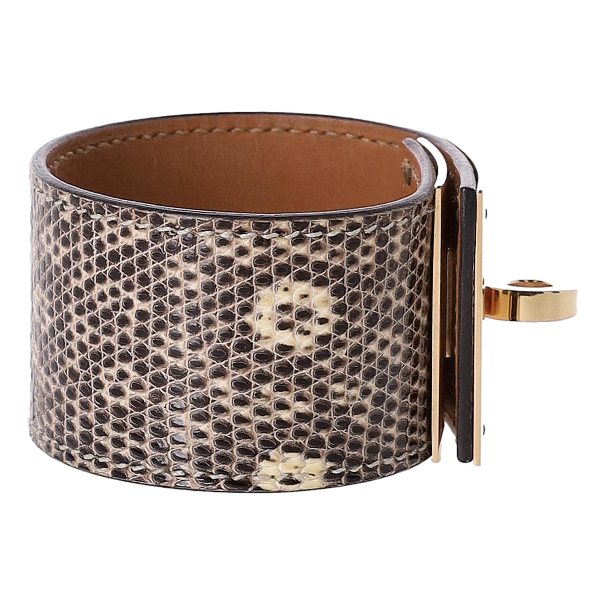 Hermes Pulsera Kelly Perro Piel de Lagarto

Pulsera ancha de lagarto Varanus Salvator con cierre Kelly chapado en oro.

Detallado con grabados 