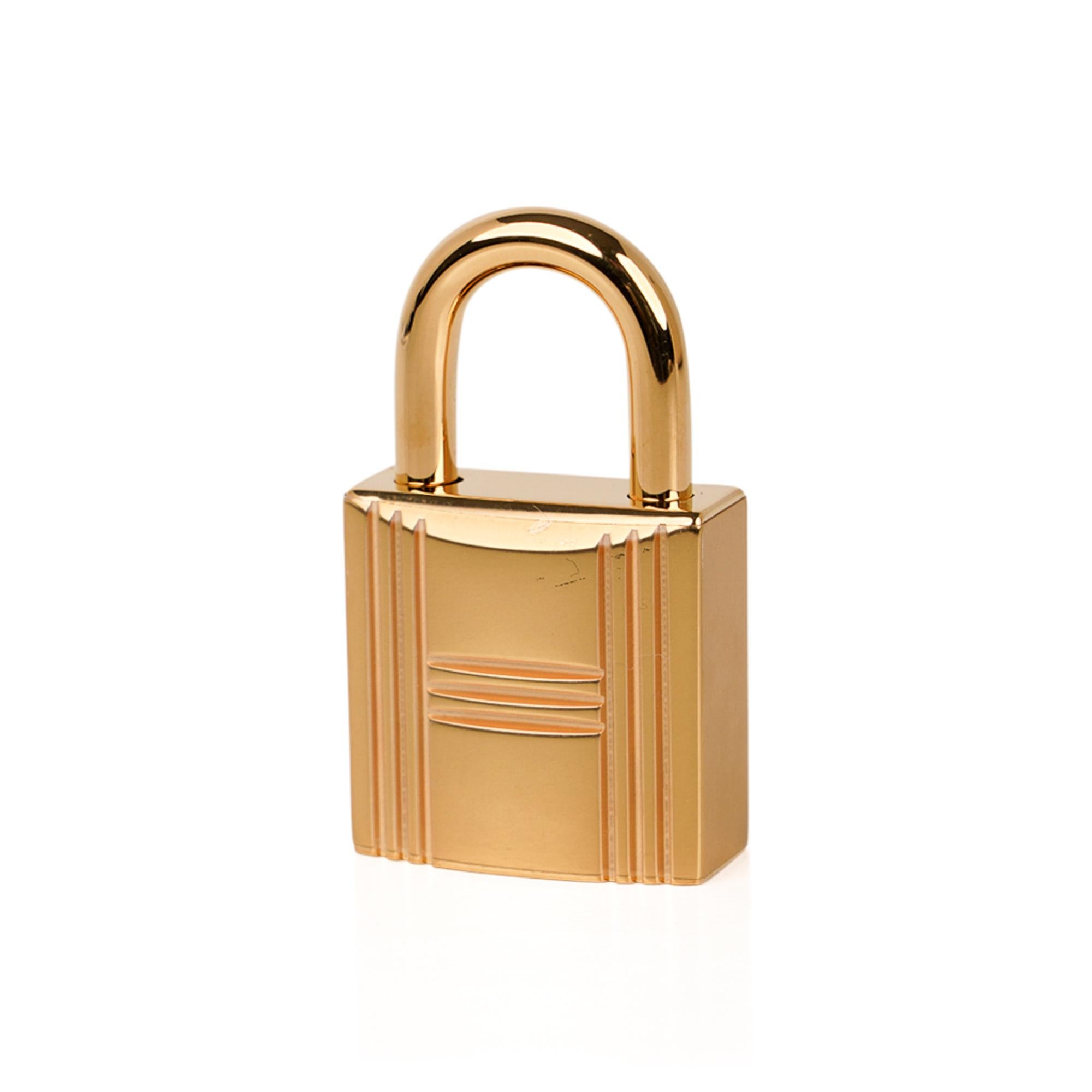 Mightychic offers a guaranteed authentic Hermes Picotin Lock 18 tote bag featured in coveted Craie.
Ultimate neutral colour.
This charming Hermes Picotin tote is a perfect everyday go to bag.
Clemence leather with Gold hardware.
Comes with lock and