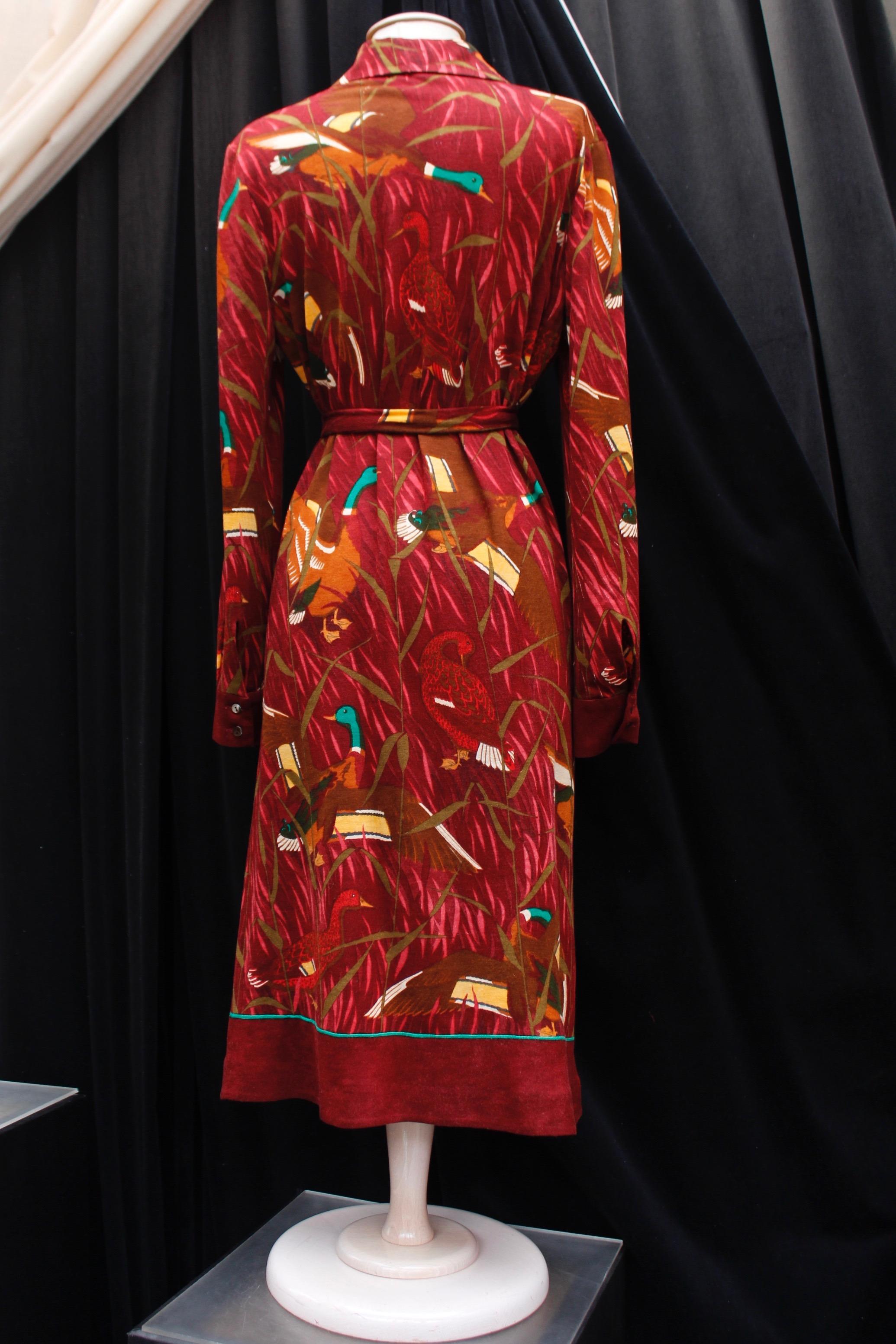Hermès long burgundy wool dress with “Cols Verts” print In Good Condition For Sale In Paris, FR