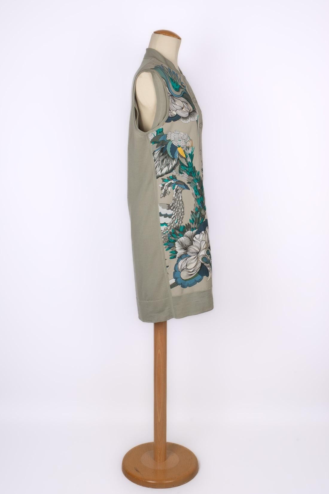 Hermès - (Made in Italy) Long cotton and wool cardigan with flower patterns. Size 40FR indicated.

Additional information:
Condition: Very good condition
Dimensions: Chest: 54 cm - Length: 87 cm

Seller Reference: FV138