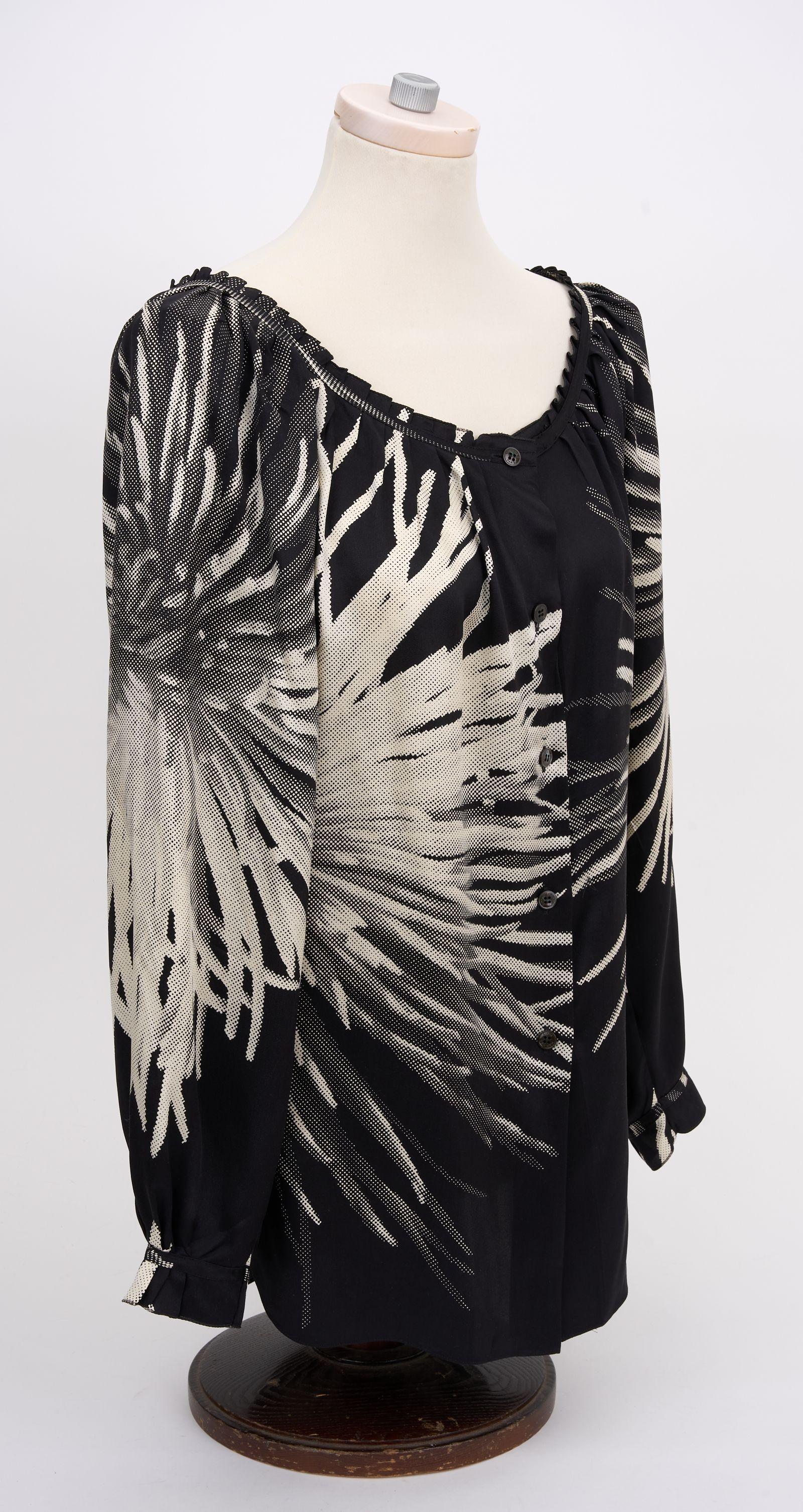 This Hermès Long Sleeve Silk Blouse with scalloped scoop neck line, buttons down the front, and features a black and white print. Size french 36, us 6/8. Loose fit.

Shoulder - 17