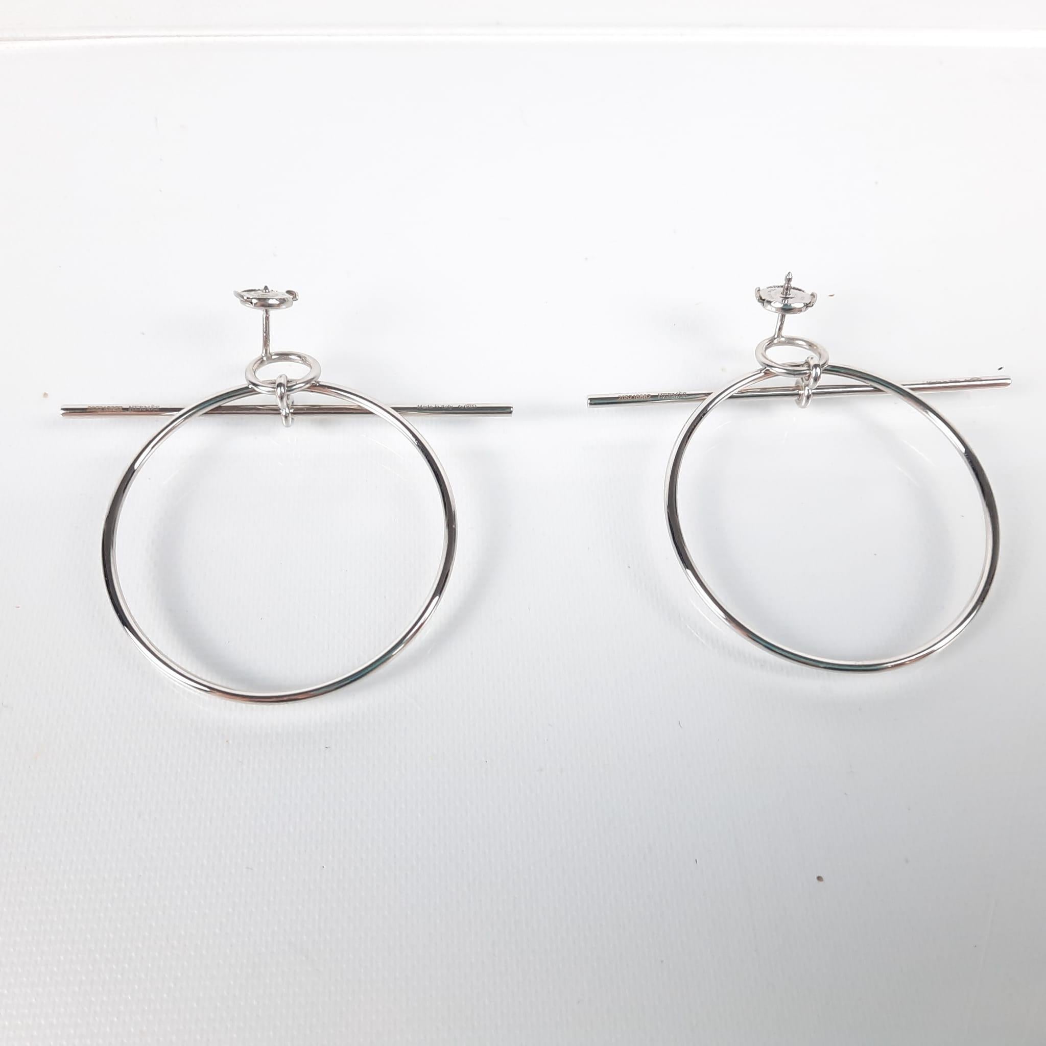 The stick ring, Hermès signature, is transformed into minimalist and graphic earrings.
