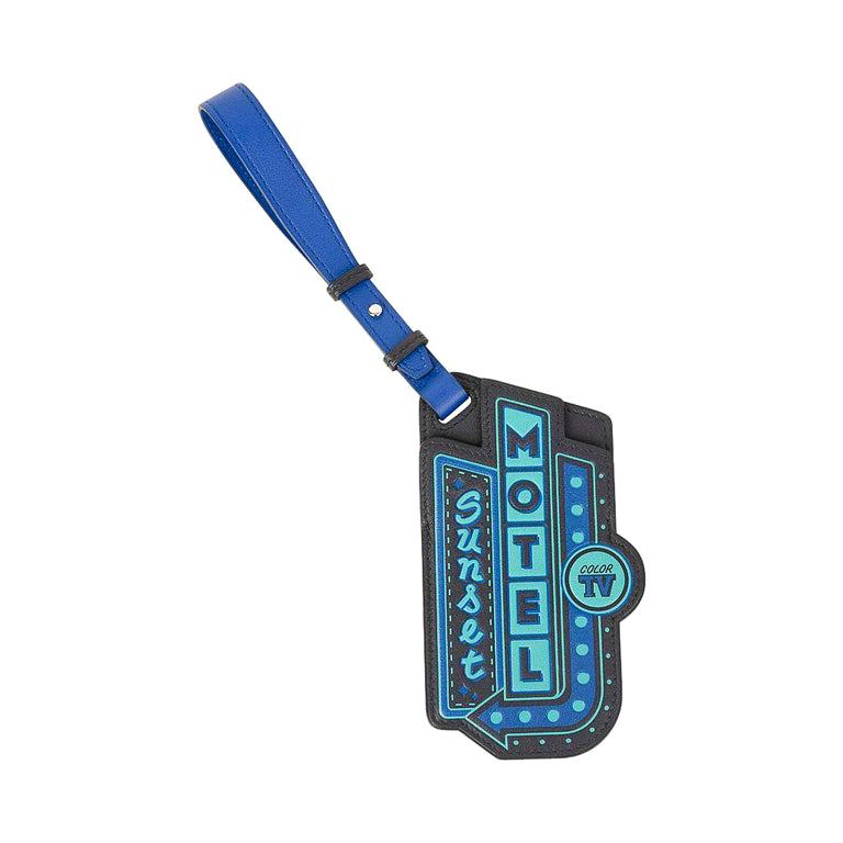 Mightychic ofrece una etiqueta de equipaje Hermes Room 24 de edición limitada en Piel Swift.
Ricos colores de  Azul índigo, negro y verde.
Herrajes chapados en paladio.
Hermes París está estampado en la etiqueta.
Se entrega con caja y lazo de la