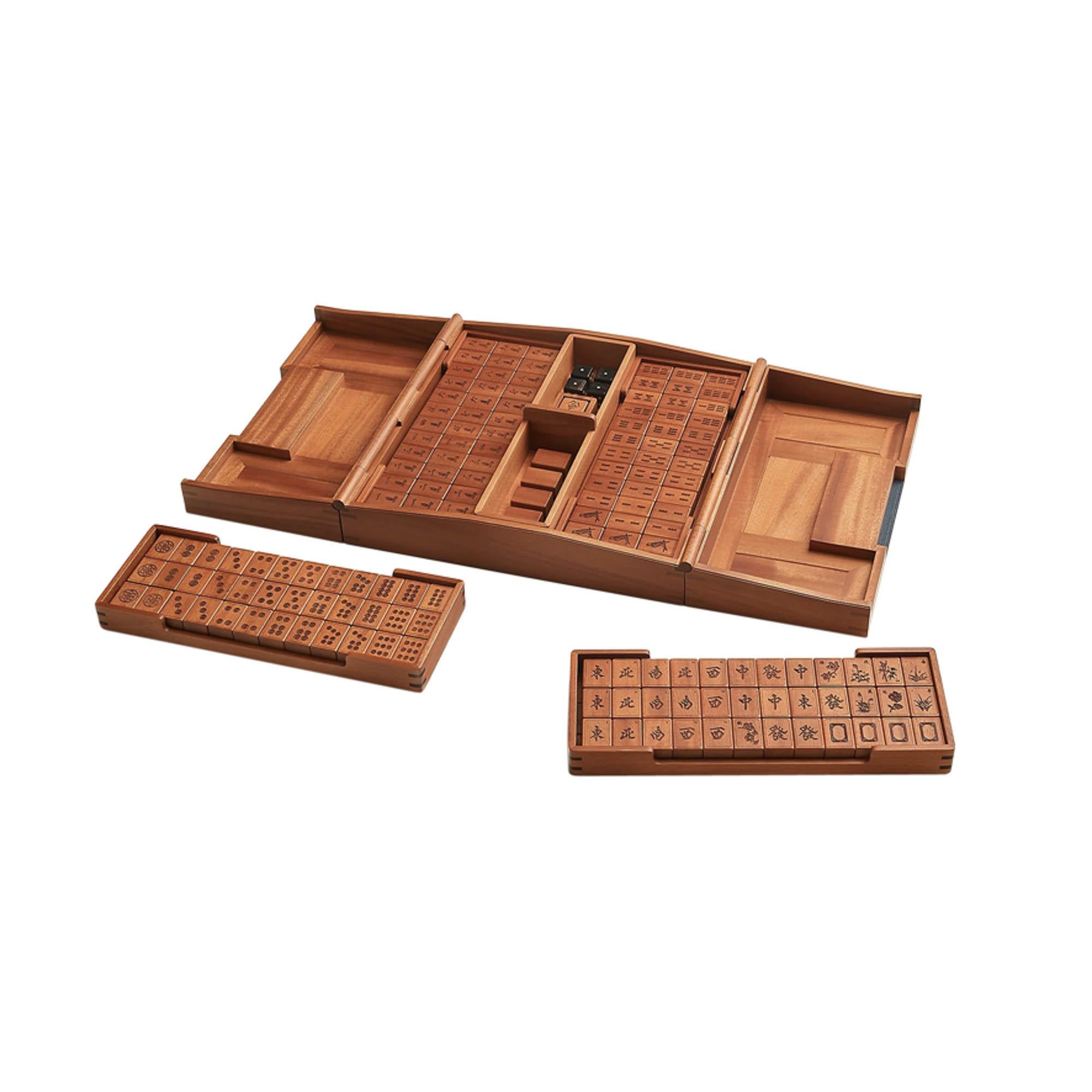 Mightychic offre un'edizione limitata di Hermes Macao Mahjong in pelle e legno di mogano naturale.
Coperchio in pelle Fauve Taurillon H con manici bicolore in pelle di vitello evercolor.
Contiene 144 tessere in legno massiccio di mogano e cassia,