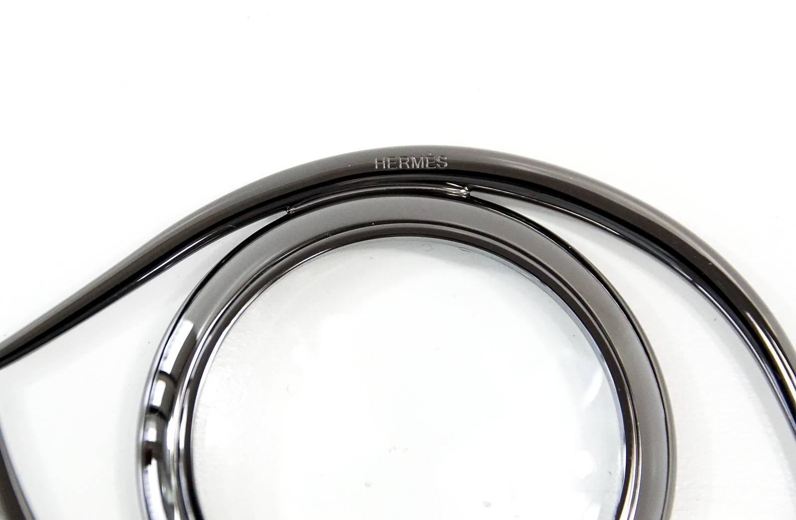 Mightychic bietet eine Hermes Auge der Kleopatra Lupe / Briefbeschwerer in Ruthenium beendet Messing.
Eine schöne Mischung aus Form und Funktion, ursprünglich in den 60er Jahren von dem berühmten französischen Schriftsteller und Filmemacher Jean