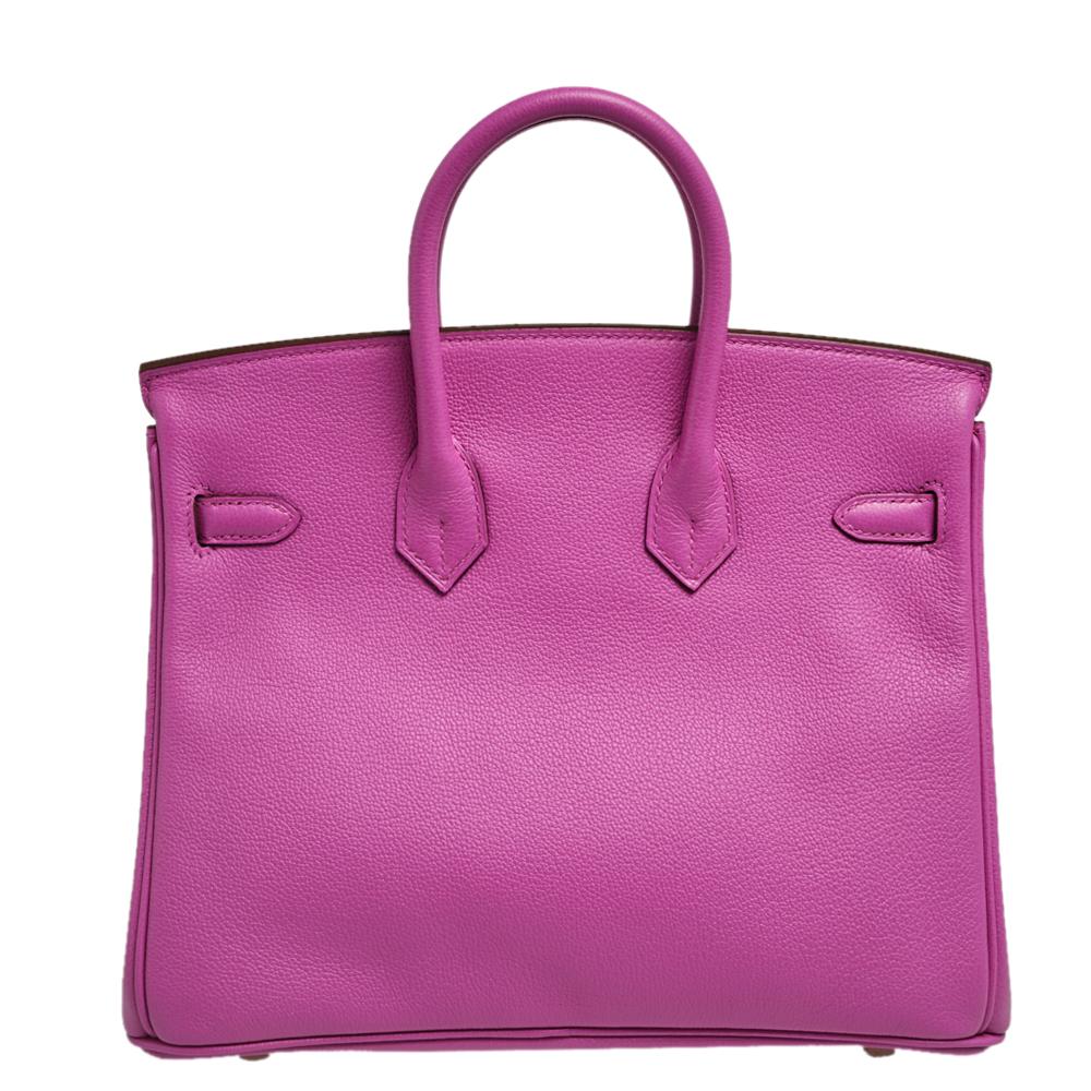 If you've been wishing to own an authentic Birkin, there is no better time to buy this coveted work of art than now. Here, we have this Gold Birkin 25 just for you. Crafted in France from Taurillon Novillo leather, the bag features dual top handles