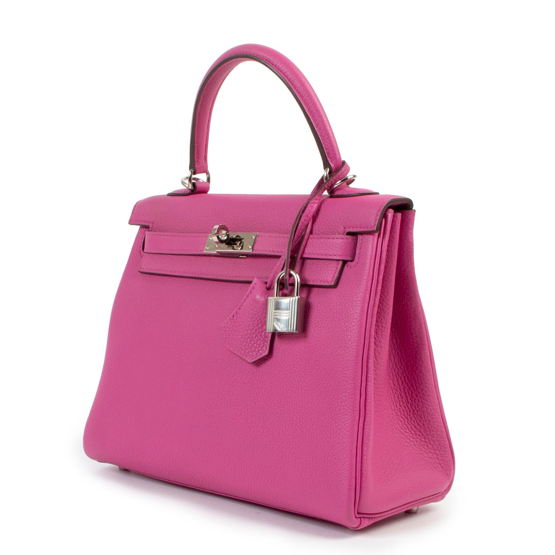 Hermès Magnolia Togo Kelly 25 Retourne

Make heads turn with this stunning Hermes Kelly 25. This stunning vibrant magnolia color will make heads turn. 
This ladylike Kelly is classic yet fun, a beautiful addition to any sophisticated wardrobe.