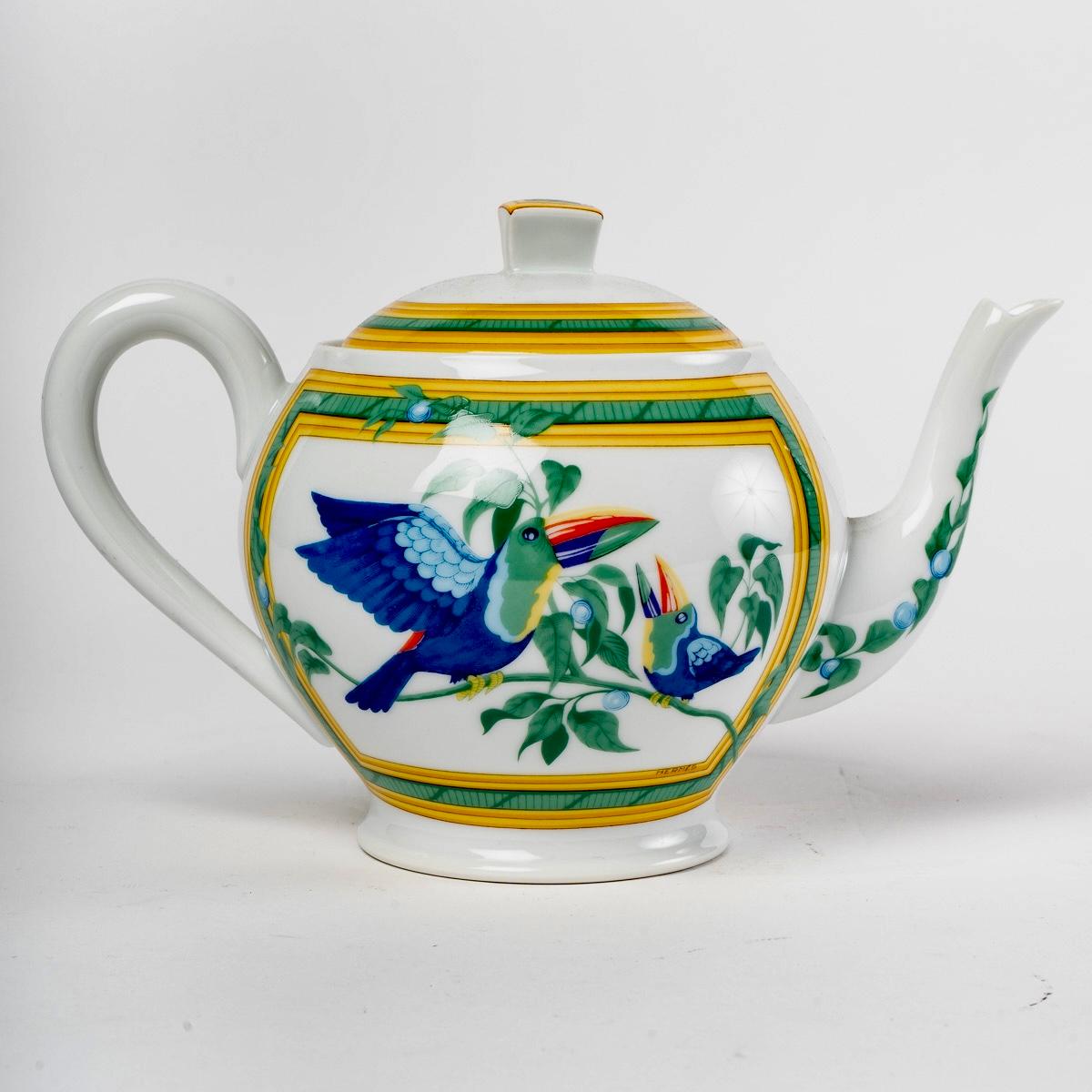 Service à café et thé Maison Hermès en porcelaine de Toucans à Limoges, 18 pièces 4