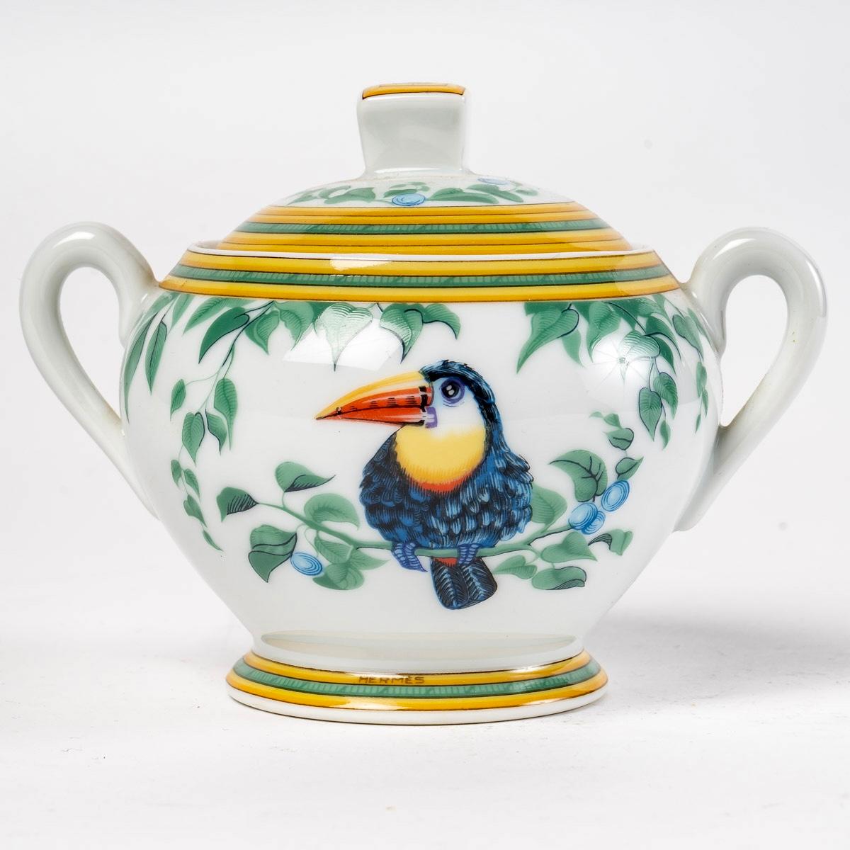 Service à café et thé Maison Hermès en porcelaine de Toucans à Limoges, 18 pièces 7