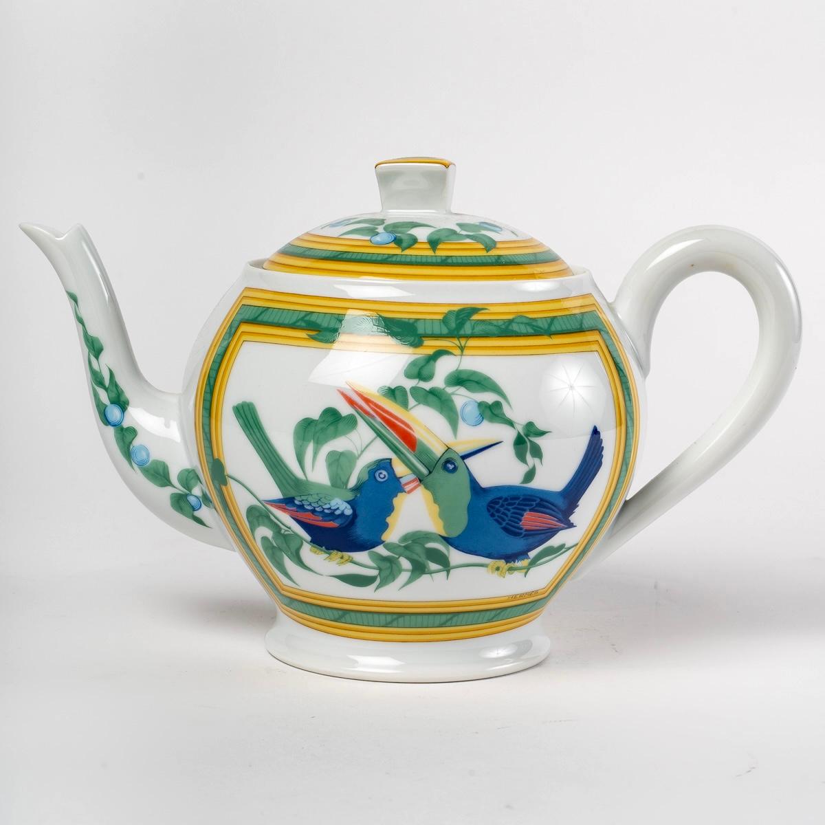 Service à café et thé Maison Hermès en porcelaine de Toucans à Limoges, 18 pièces 3