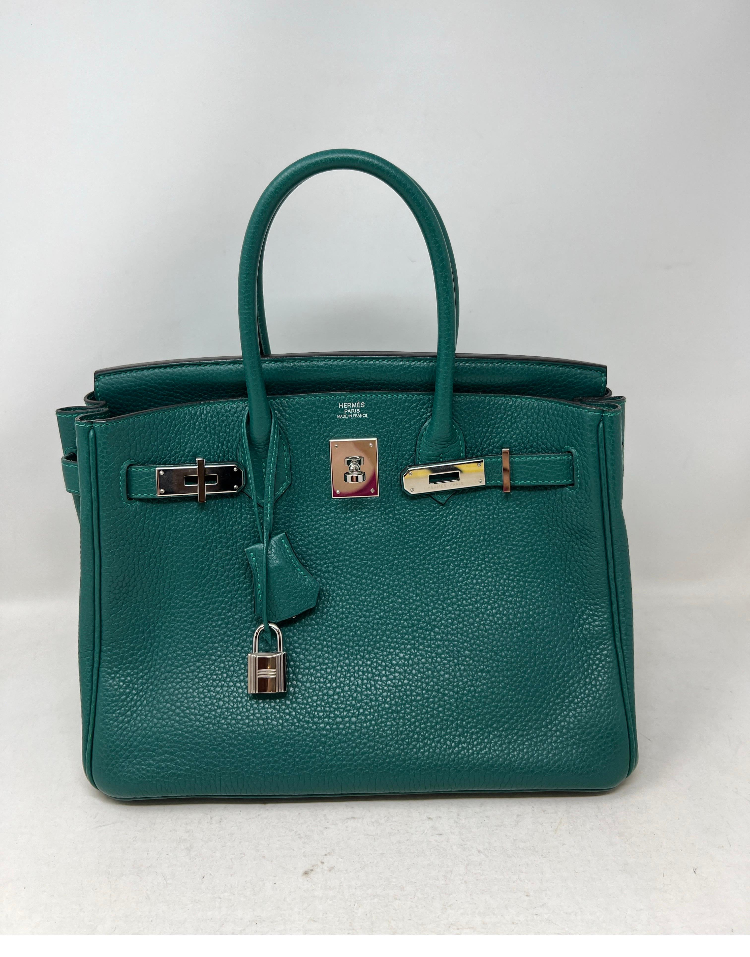 Sac Hermes Birkin 30 en malachite. Quincaillerie en argent palladium. Cuir Togo. Intérieur propre. Excellent état. Couleur verte rare. Comprend une clochette, un cadenas et un sac à poussière. Garantie d'authenticité. 