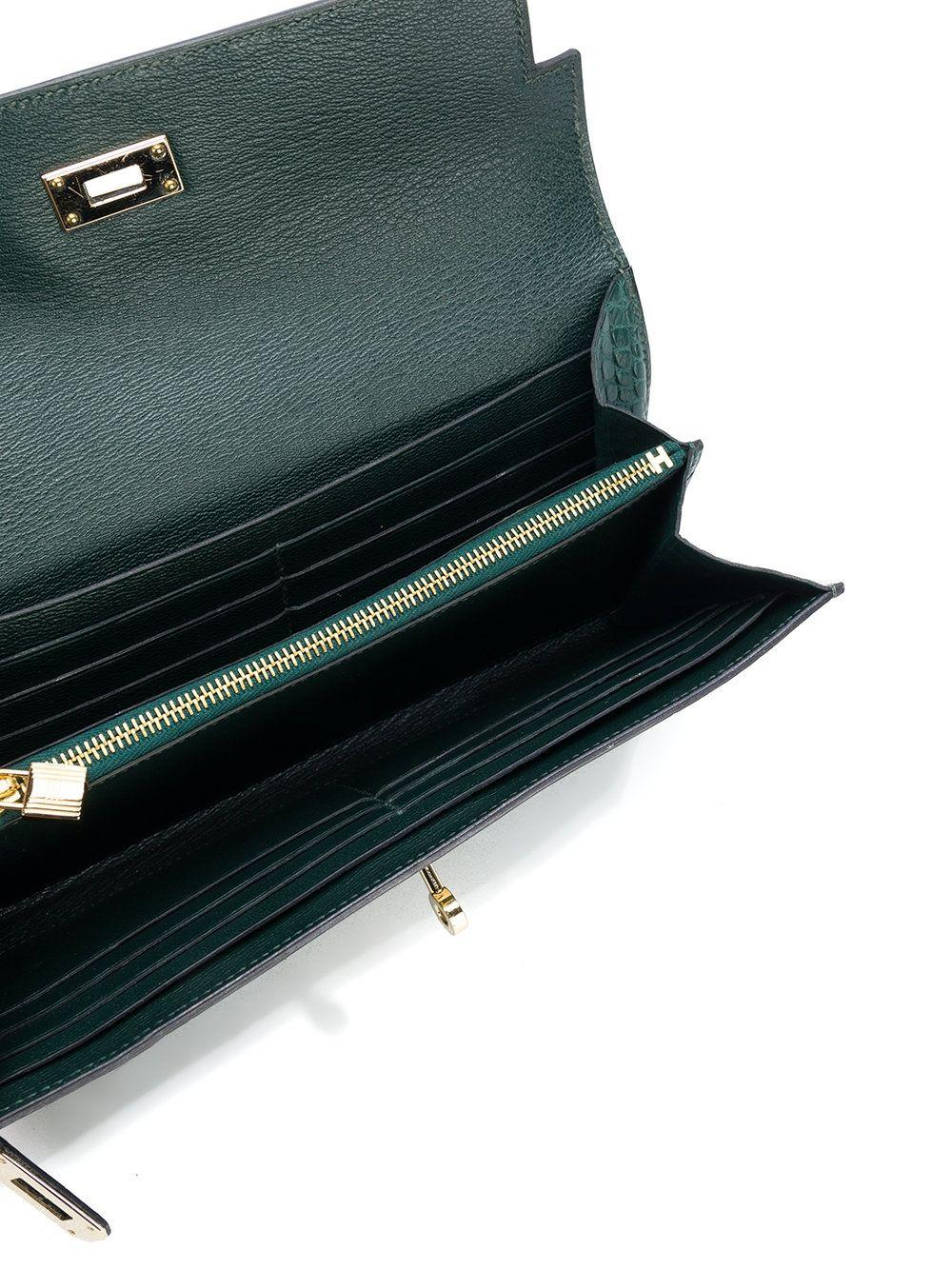 Both stylish and elegant, this malachite green Kelly wallet from Hermès features multiple interior card slots and an internal zipped pocket. Crafted from a precious leather, this luxurious wallet features its iconic turn-lock closure, subtle Hermes