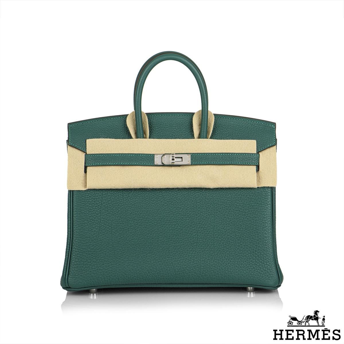 An exquisite Hermès 25cm Birkin bag. The exterior of this birkin is in malachite togo leather with tonal stitching. It features palladium hardware with two straps and front toggle closure. The interior is lined with malachite chevre and has a zip