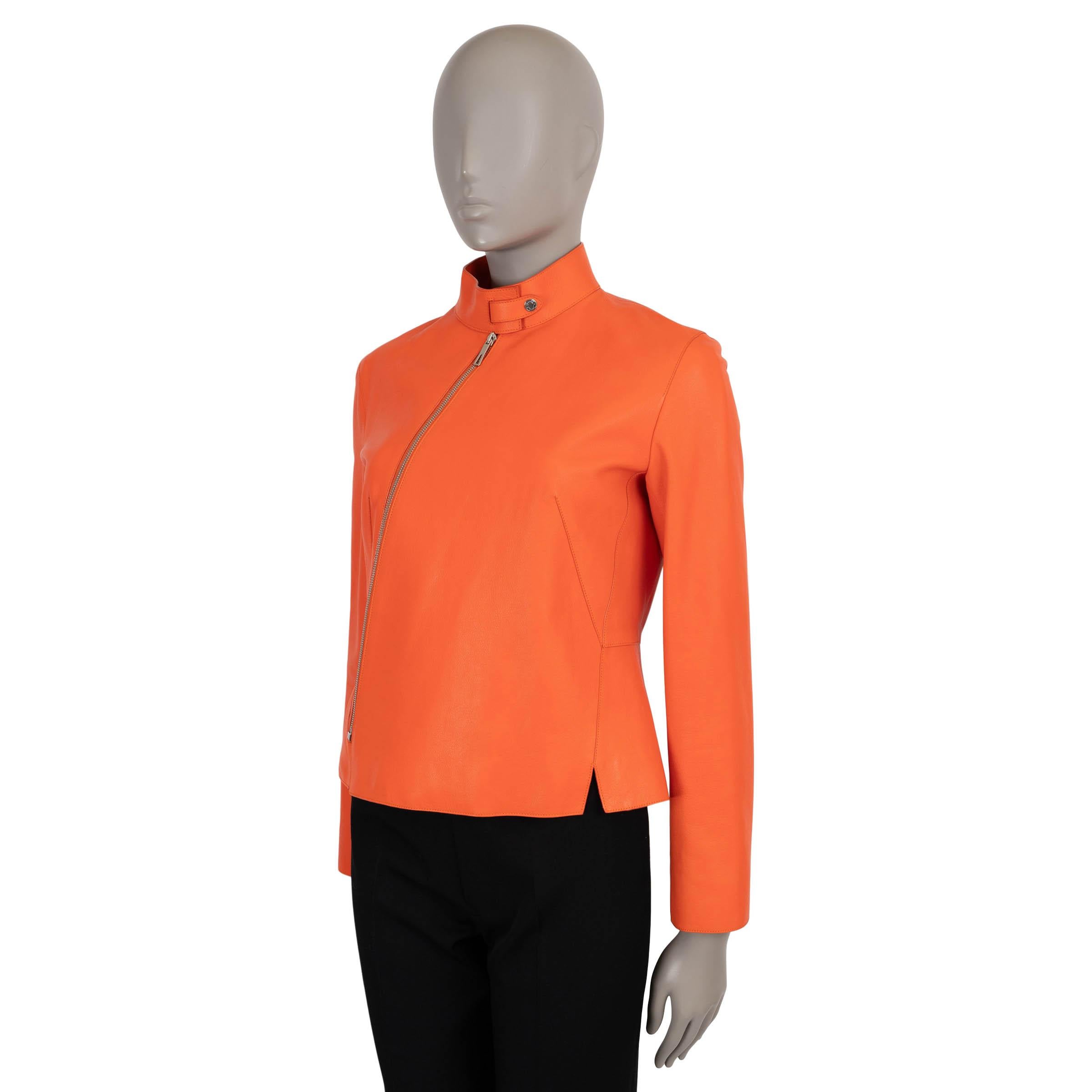 Veste de motard 100% authentique Hermès en cuir de chèvre orange mandarine. Il présente une silhouette élégante et ajustée avec un ourlet subtilement évasé et des lignes épurées et minimalistes. Doté d'un col bandeau et d'une patte de boutonnage à