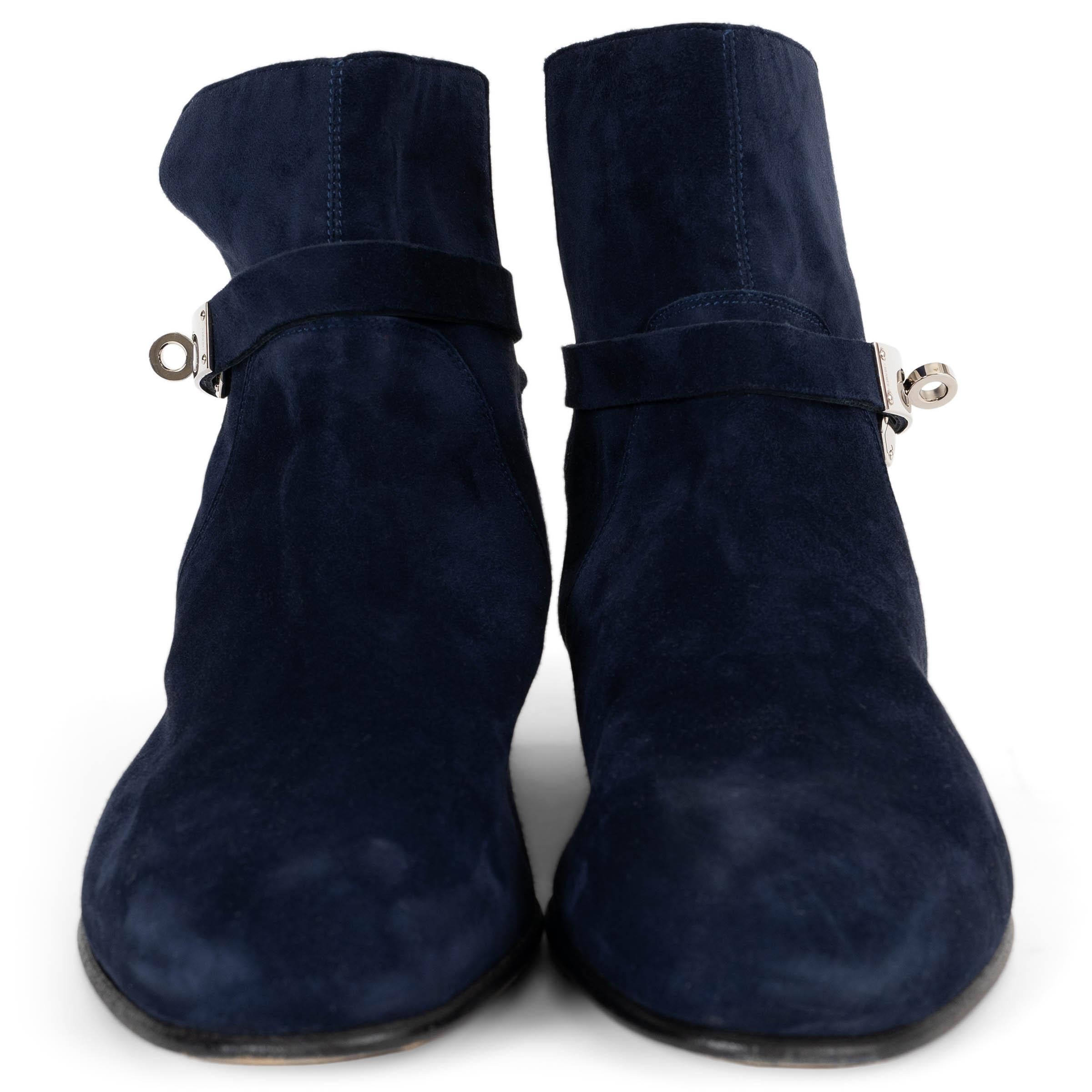 100% authentiques, ces bottines Hermès Neo en daim Marin (bleu marine) sont une fusion raffinée d'inspiration équestre et d'élégance intemporelle. Conçues avec des brides de cheville enveloppantes ornées de l'emblématique fermoir Kelly en métal