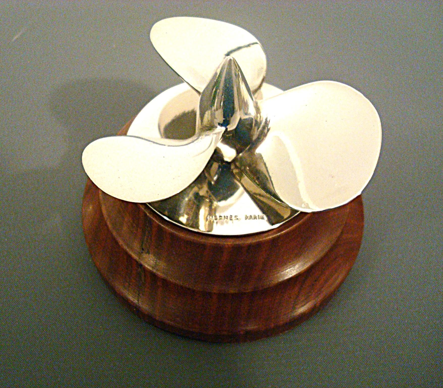 Hermès Maritime / Boot / Segeln / Propeller Schreibtisch Briefbeschwerer. Frankreich 1950er Jahre (Moderne der Mitte des Jahrhunderts) im Angebot