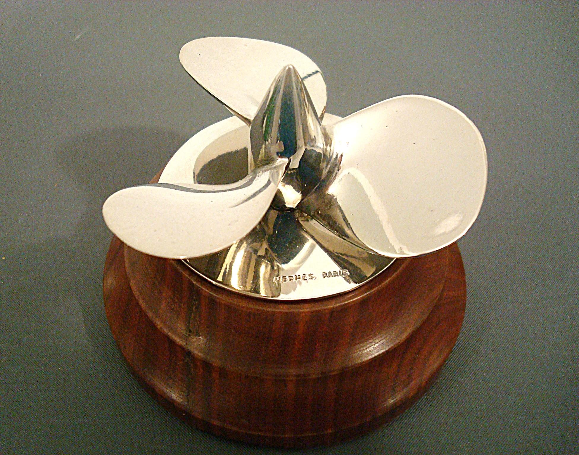 Hermès Maritime / Boot / Segeln / Propeller Schreibtisch Briefbeschwerer. Frankreich 1950er Jahre (Französisch) im Angebot