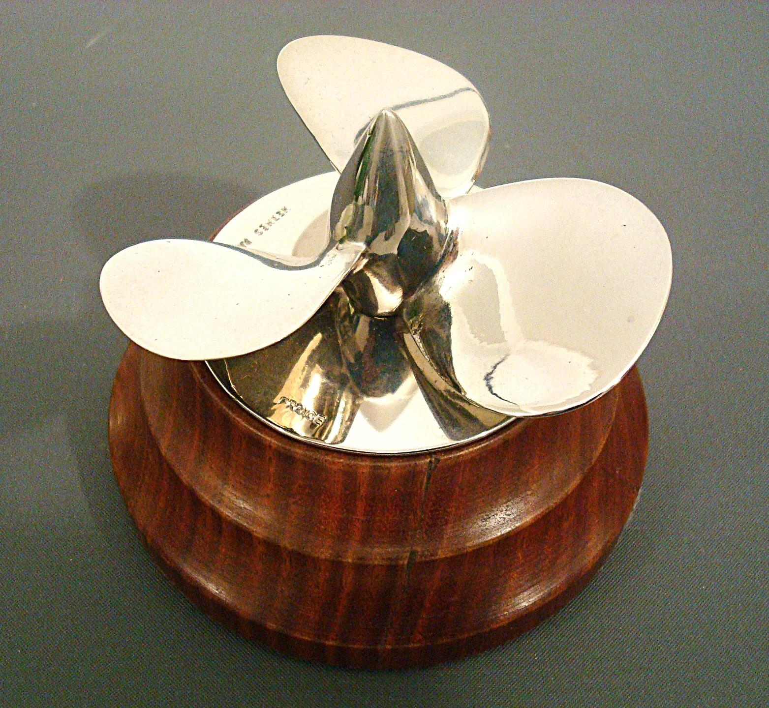 Hermès Maritime / Boot / Segeln / Propeller Schreibtisch Briefbeschwerer. Frankreich 1950er Jahre (Versilbert) im Angebot