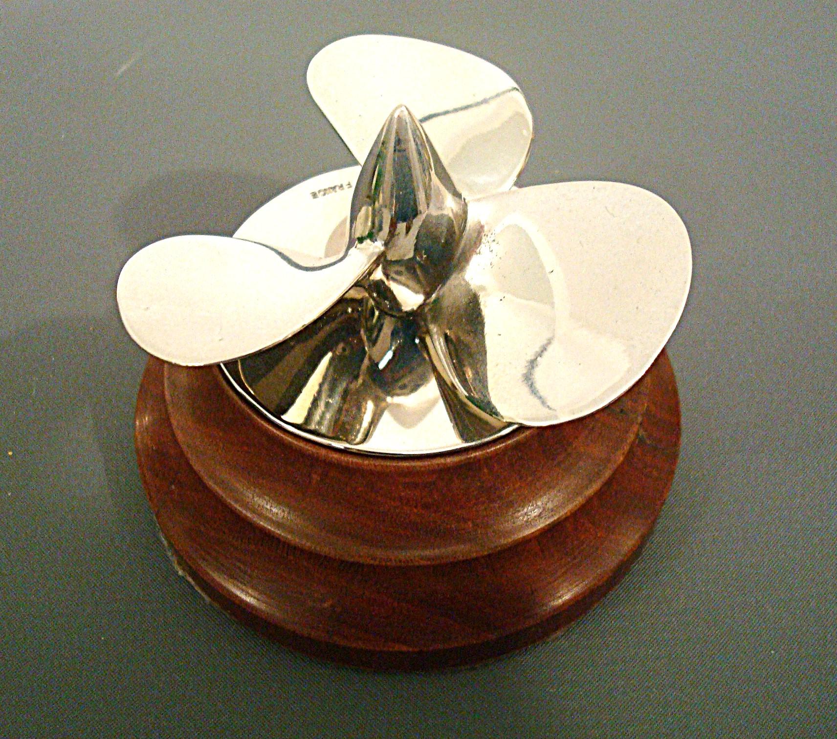 Hermès Maritime / Boot / Segeln / Propeller Schreibtisch Briefbeschwerer. Frankreich 1950er Jahre (20. Jahrhundert) im Angebot