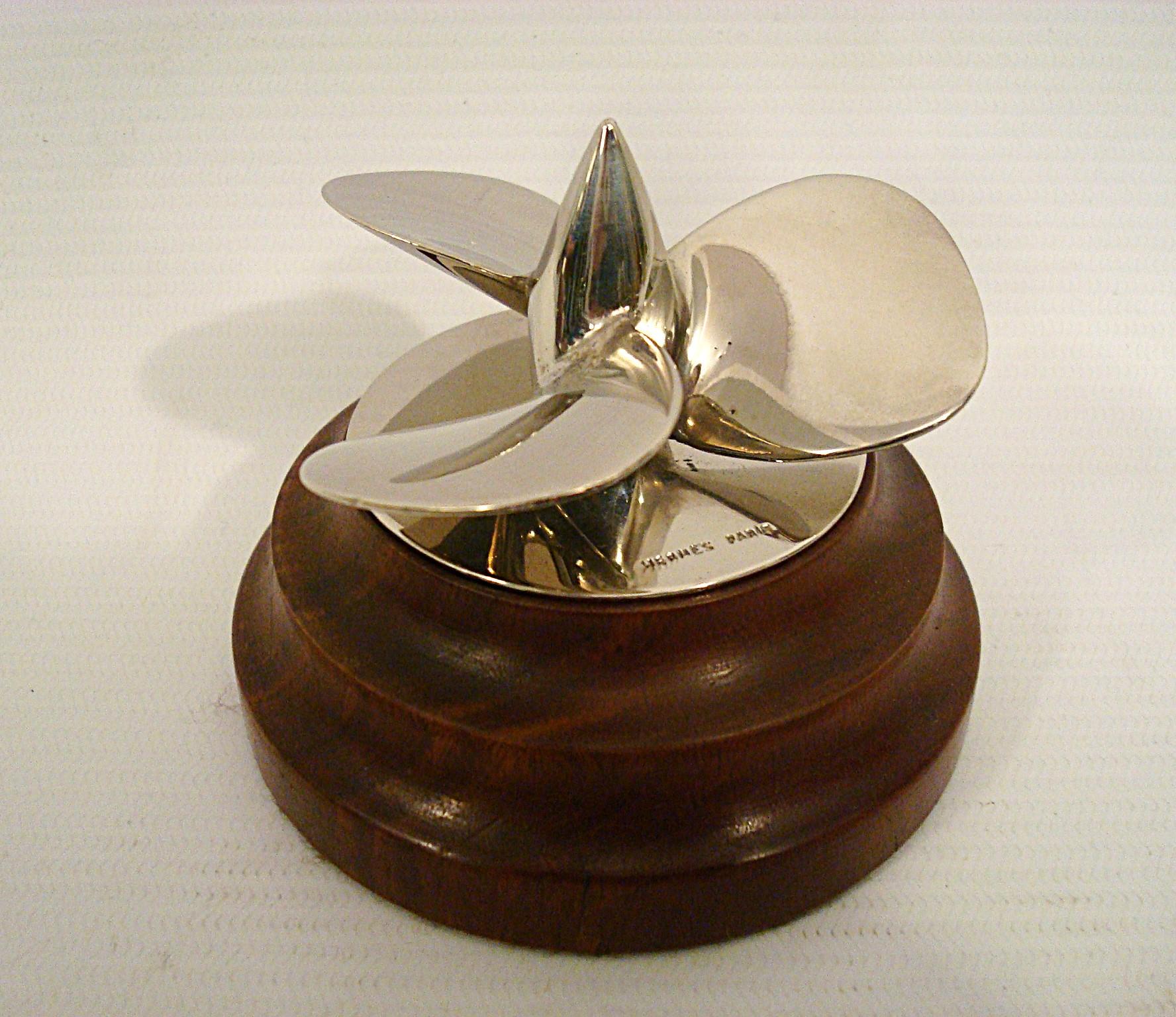Hermès Maritime / Boot / Segeln / Propeller Schreibtisch Briefbeschwerer. Frankreich 1950er Jahre im Angebot 1