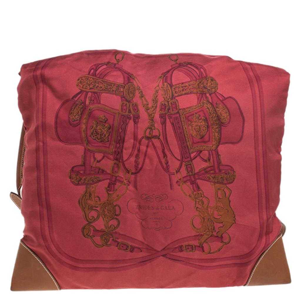 Stand out from a crowd with this Silky City bag by Hermes. Crafted in France, this bag has been crafted from luxurious silk and leather. It comes in vibrant maroon and features a 'Bridge de Gala' print on the front. It features leather trims at the