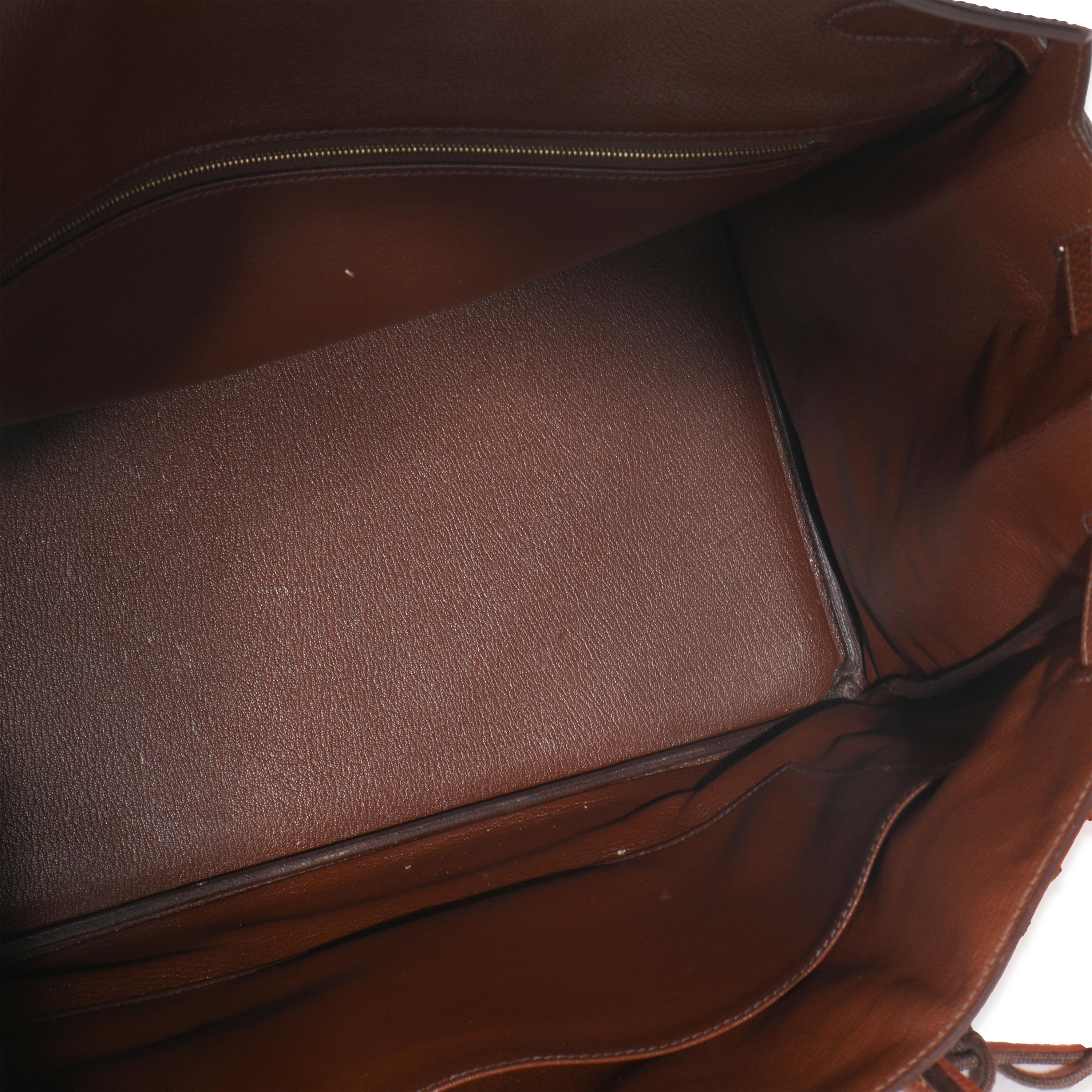 Hermès Marron Fonce Ardennes Birkin 40 GHW
SKU: Z149186

Descrizione delle condizioni: L'inafferrabile borsa Birkin di Hermès è stata disegnata dopo che l'allora direttore artistico, Jean-Louis Dumas, era seduto accanto a Jane Birkin su un volo da