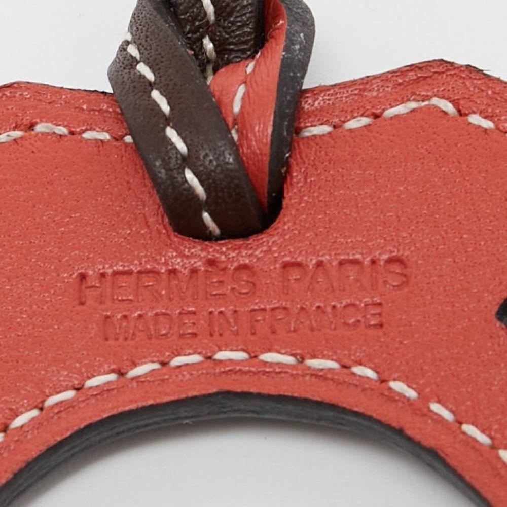 Hermes Marron Fonce/Brique Swift Leather Paddock Fer a Cheval Bag Charm Pour femmes en vente