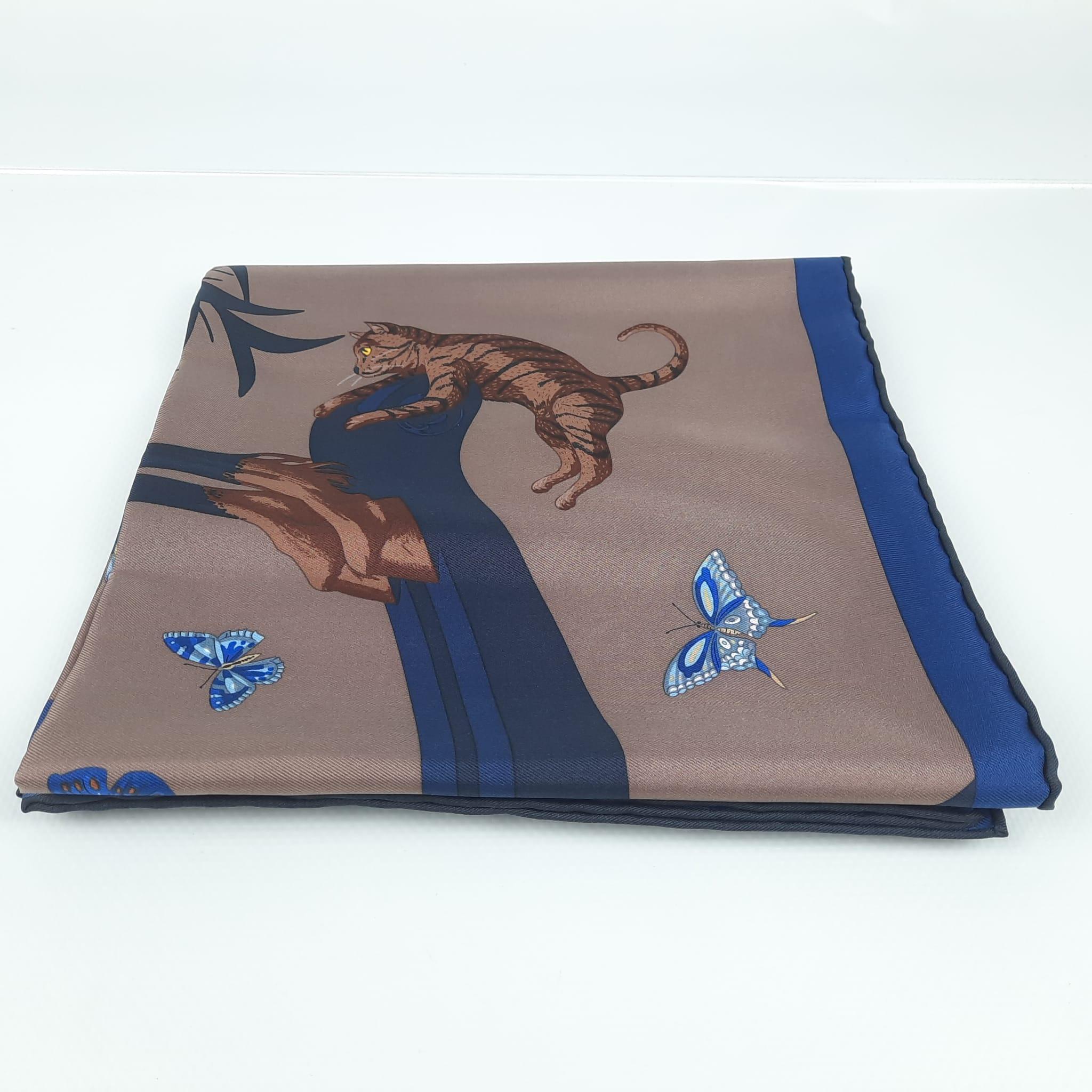 Scarf in silk twill with hand-rolled edges (100% silk).
This essential Hermès accessory complements any outfit. It can be worn many ways - around your neck, as a top, at the waist or as a headscarf!
Designed by Jonathan Burton
