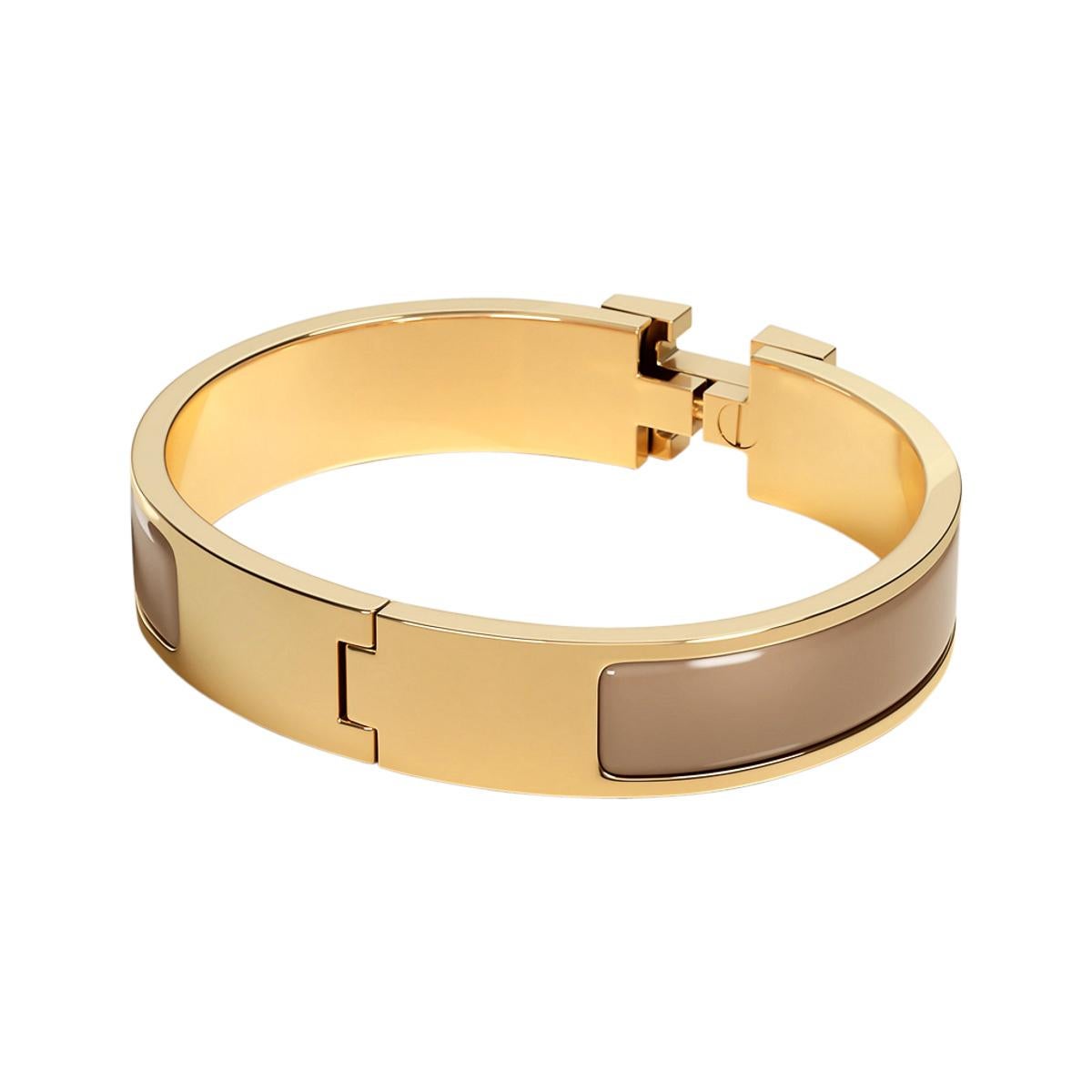 Mightychic offers an Hermes Clic H Bracelet featured in Marron Glace Enamel.
Set in Gold plated hardware.
Chic, modern and unmistakably Hermes!
A hinged band allows the H to swivel and open the bracelet.
Comes with pouch and signature Hermes