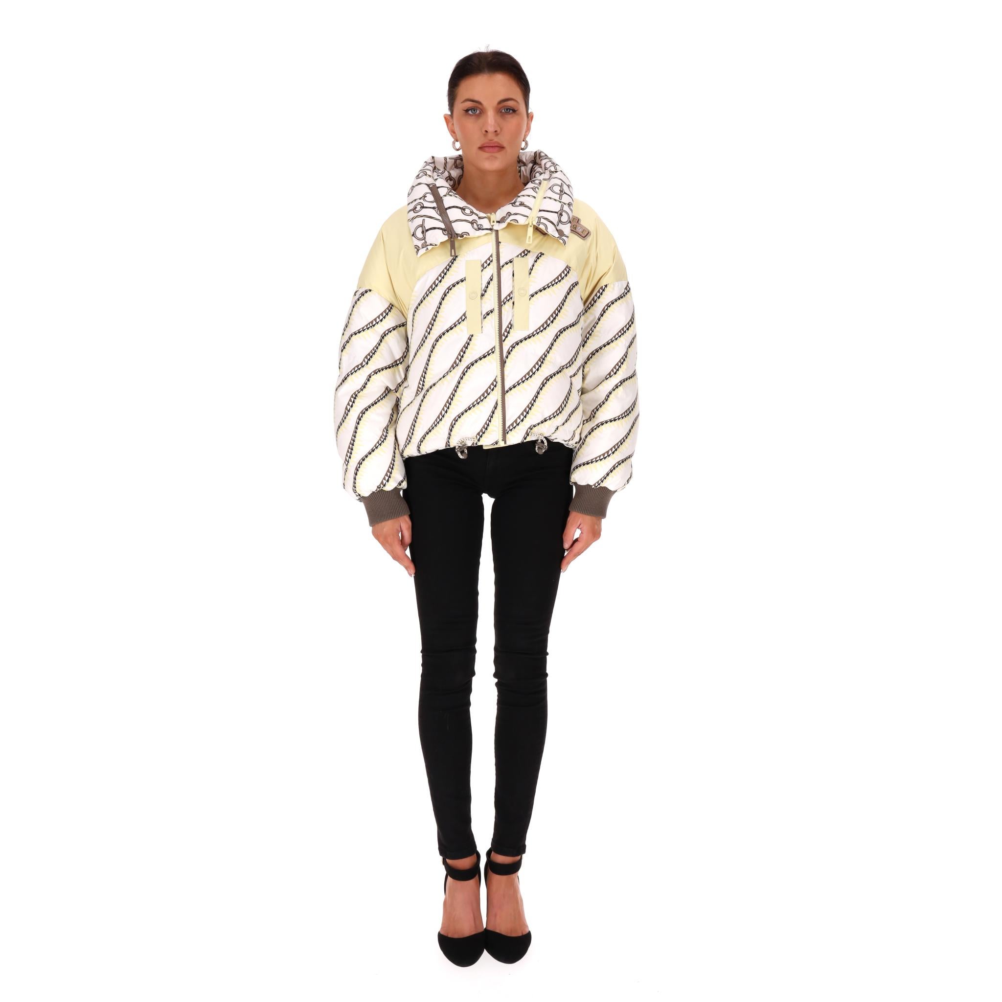 Ricercato - Hermes Matelasse Figure Artistique Corde Reversibile Piumino Corto Imbottito

Giacca imbottita reversibile con motivo 'Figure Artistique Corde' sul davanti, maniche marroni e colletto color crema con cerniere bicolore incise