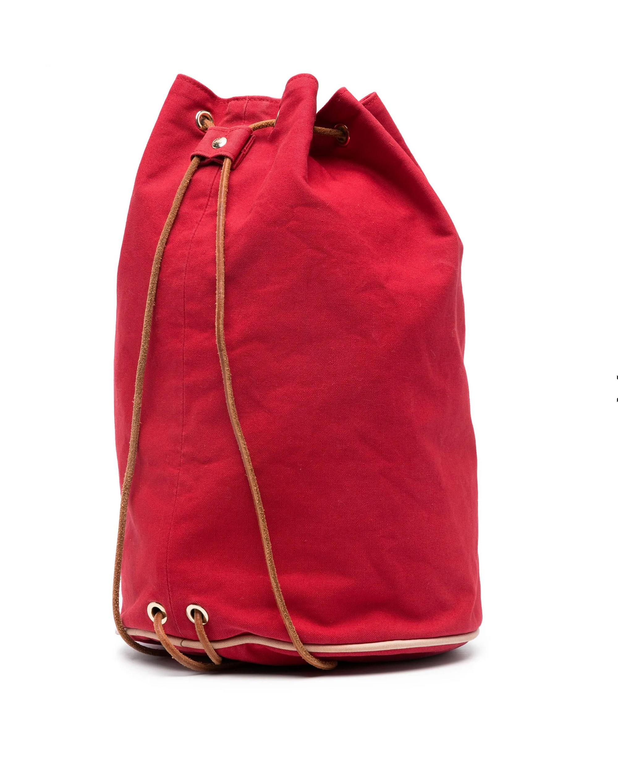 Sac à dos en coton rouge Matelot Hermes 1990 avec logo H, œillets en métal, bandoulière réglable, cordon de serrage sur le dessus et compartiment principal.
Circa 1990 100% coton
En bon état vintage. Fabriqué en France. 
Hauteur : 35 cm
Largeur : 24